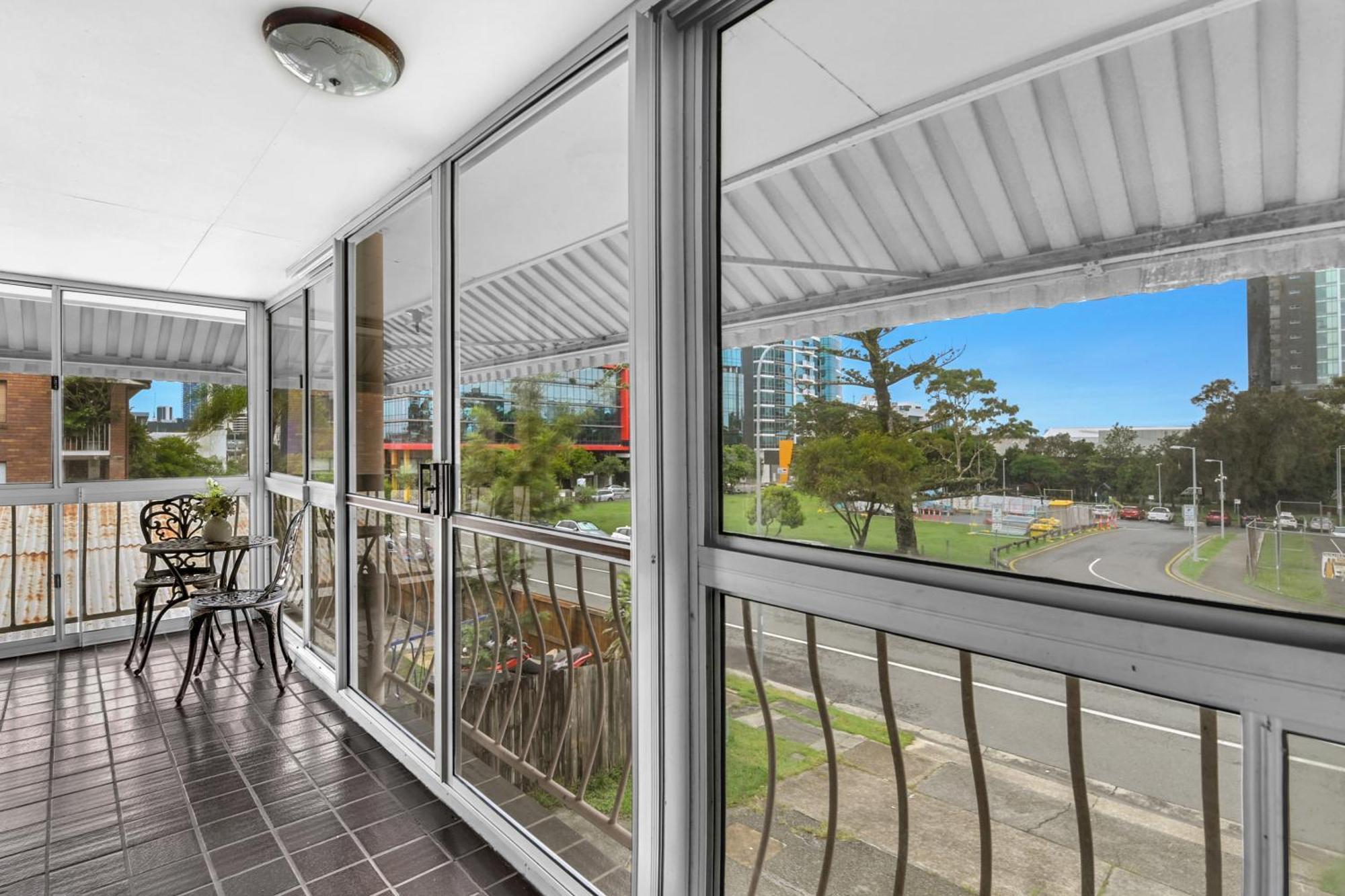 Located 3 Bedroom Unit In Southport