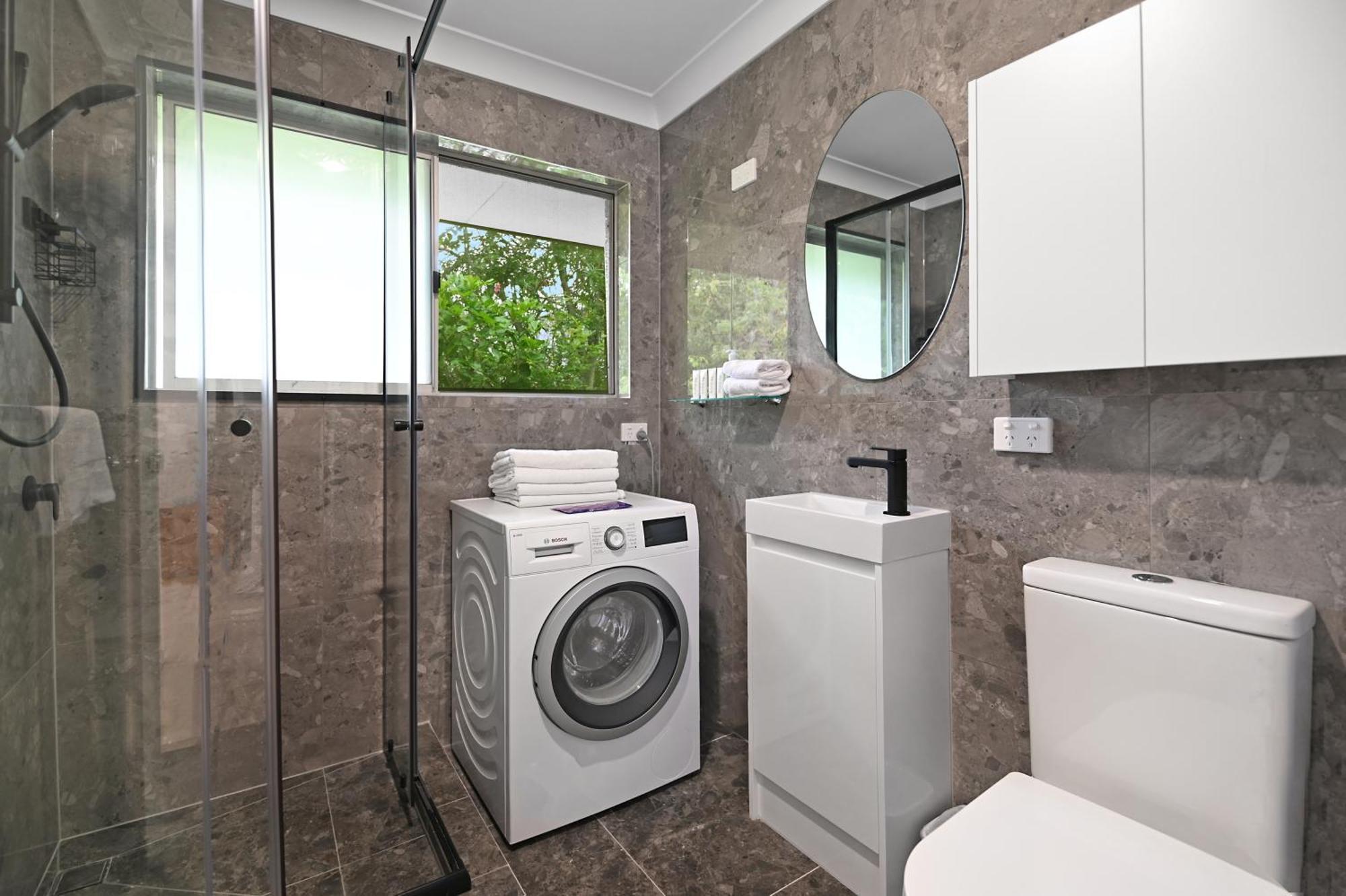 Located 3 Bedroom Unit In Southport * Gold Coast