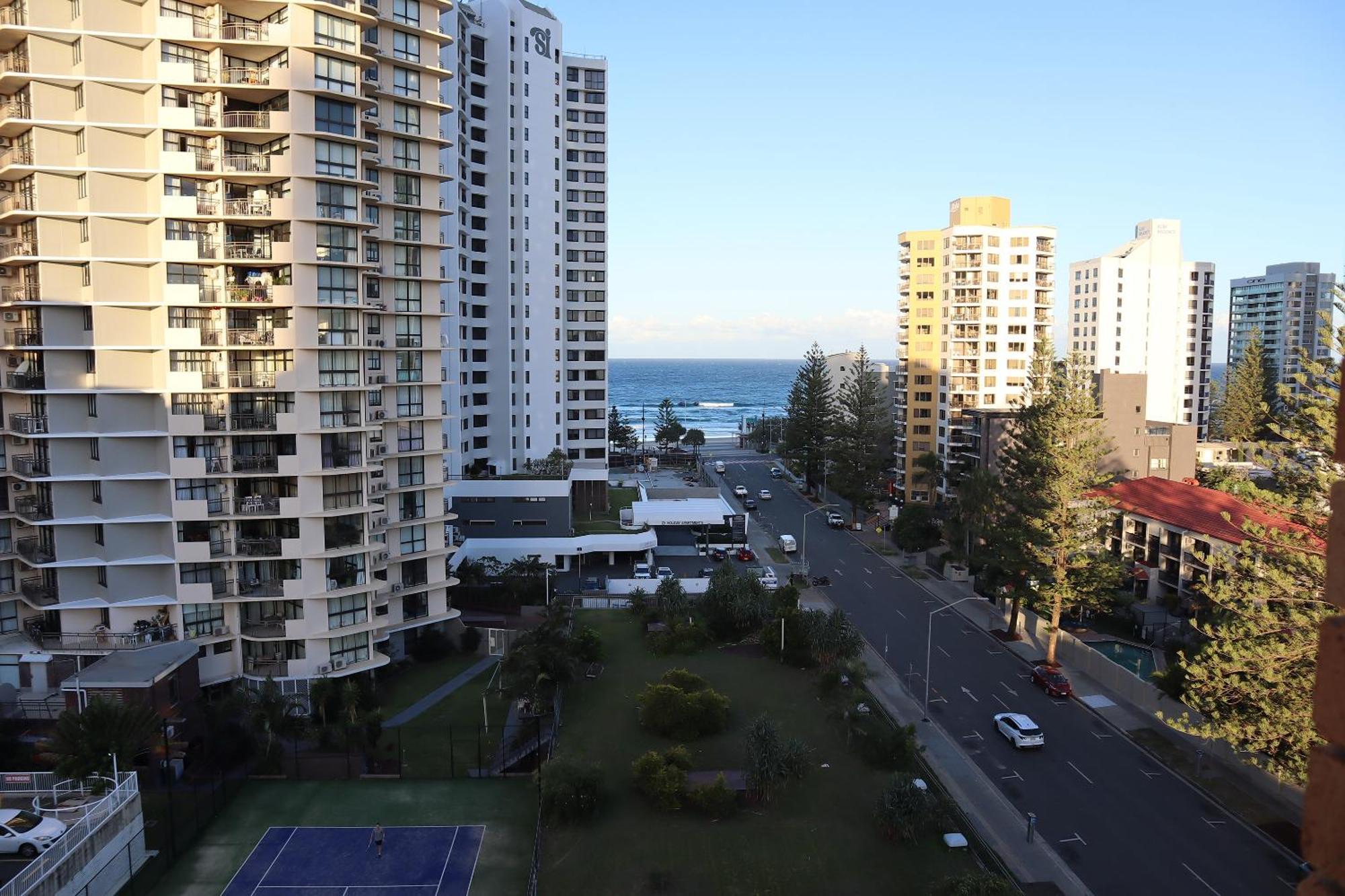 Surfers Private Apartment