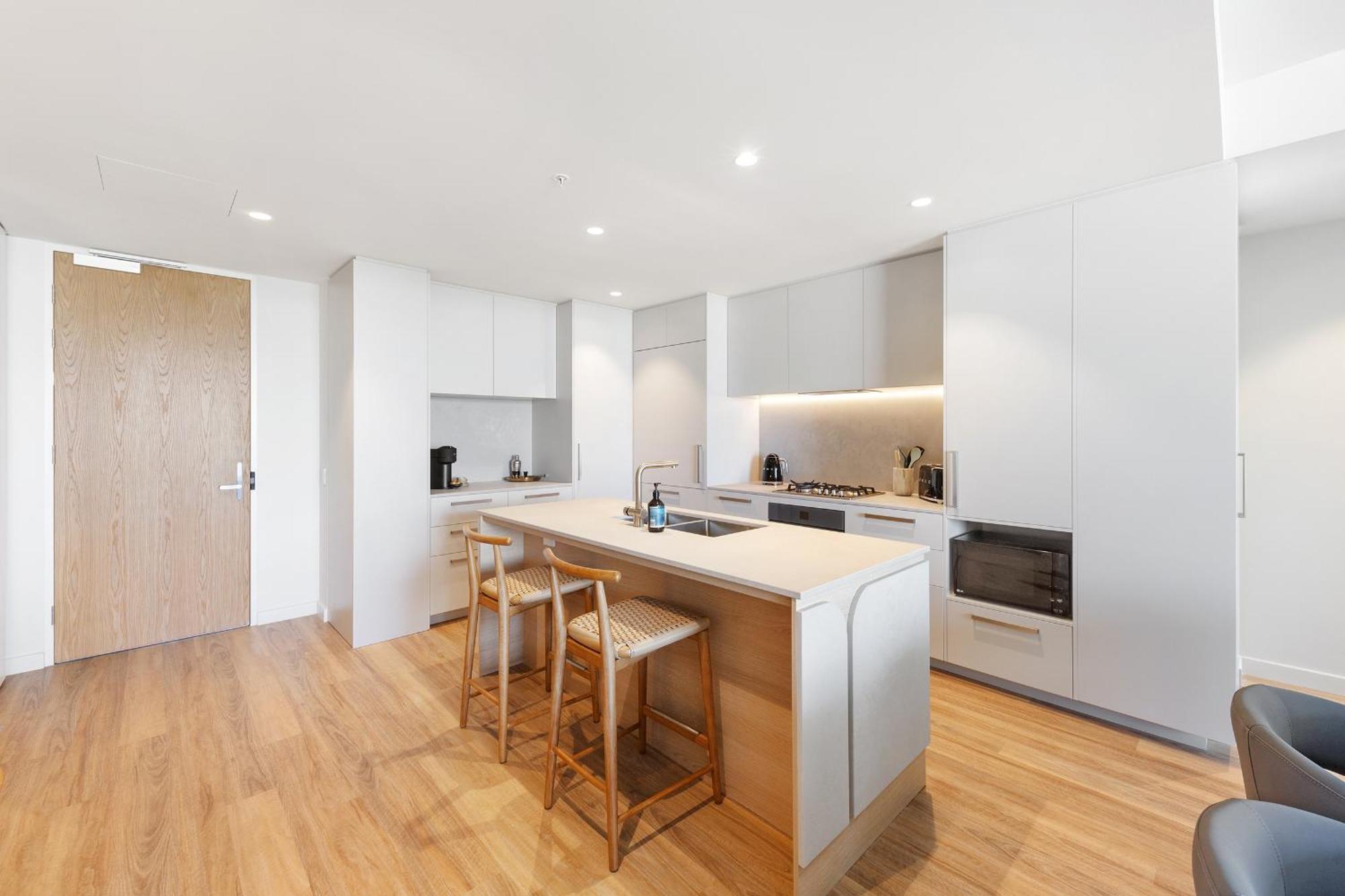 Oceanview 2br 2ba In The Miles Residences Kirra Apartment *
