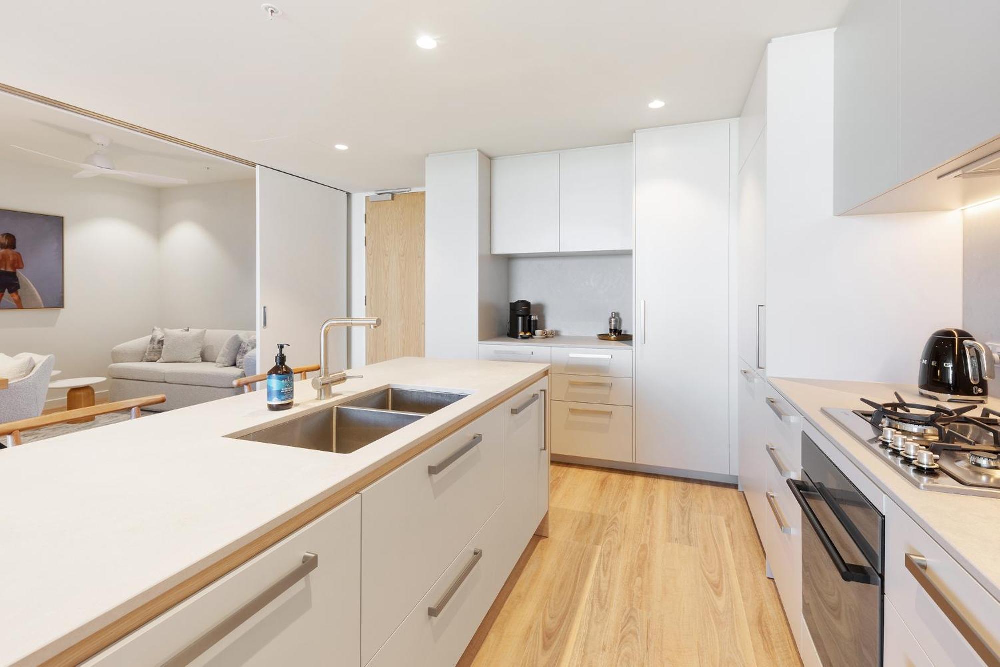 Oceanview 2br 2ba In The Miles Residences Kirra *