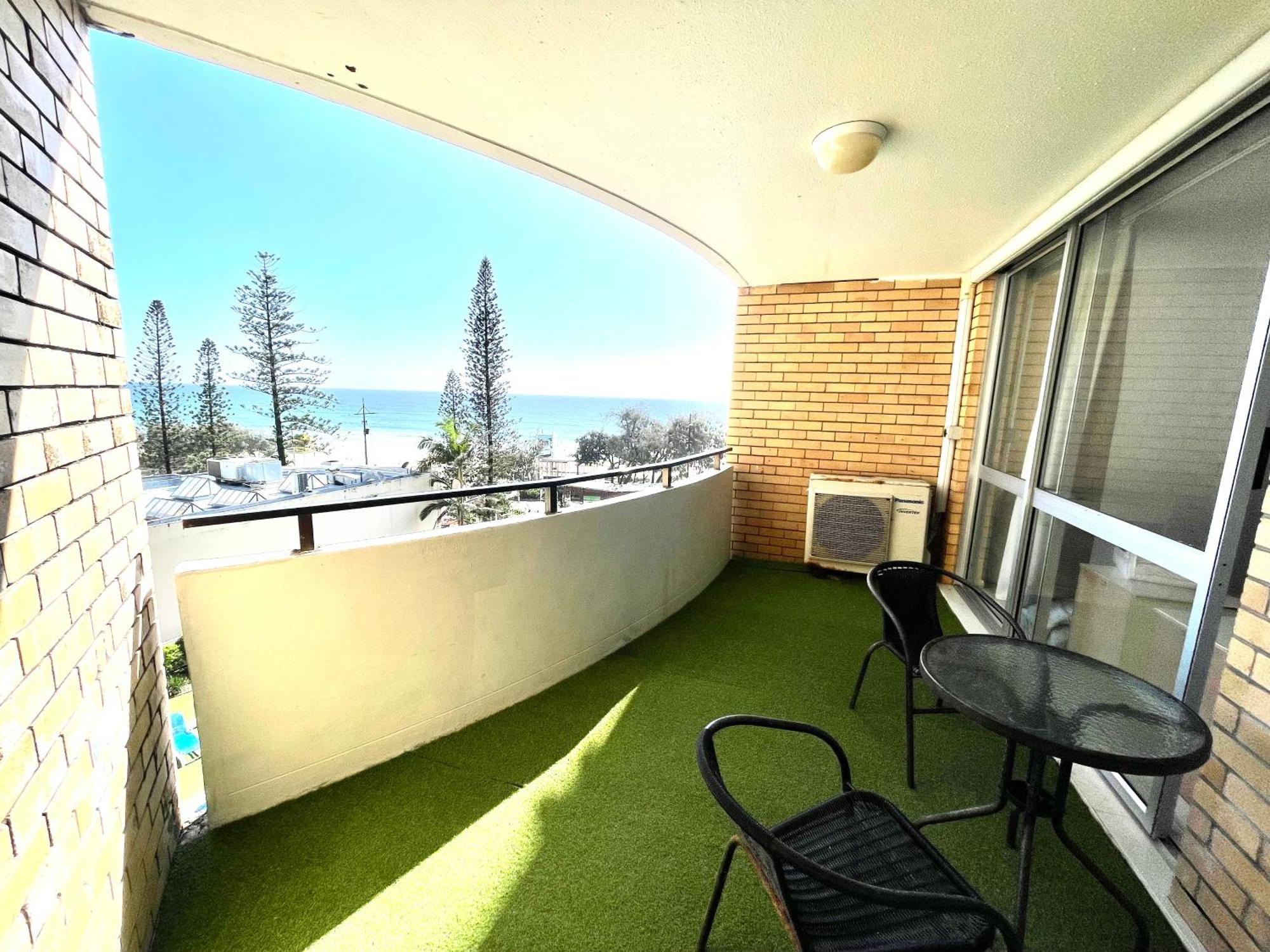 Surfers Beachfront Family Retreat Apartment *