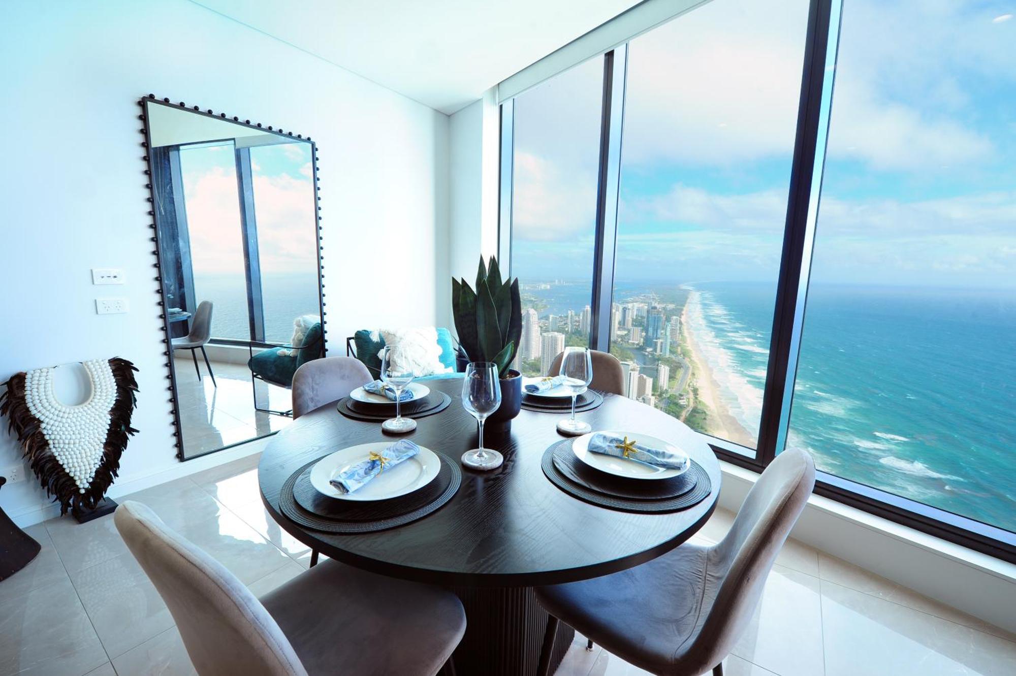 Surfers Beachside Luxury - Stunning Panoramic View Apartment