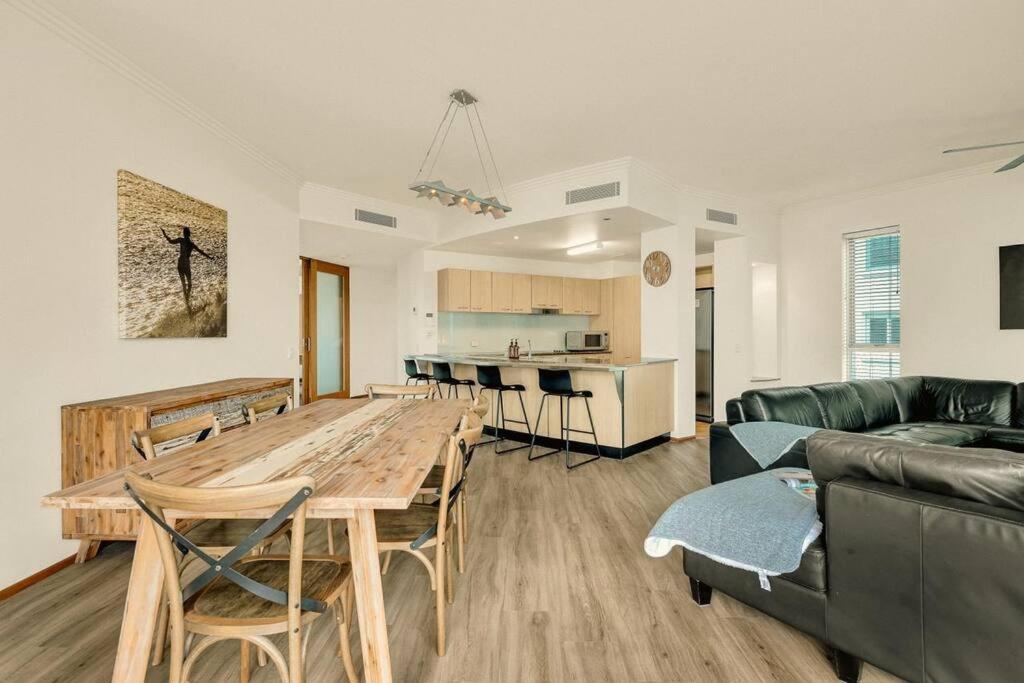 Waves 203 On Currumbin *