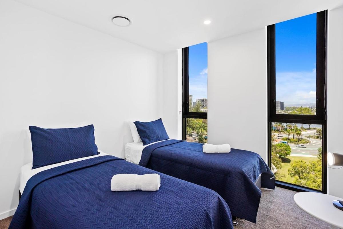 Apartment Waterfront Escape At Essentia