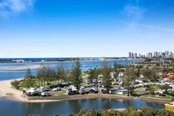 Luxe On The Broadwater Apartment