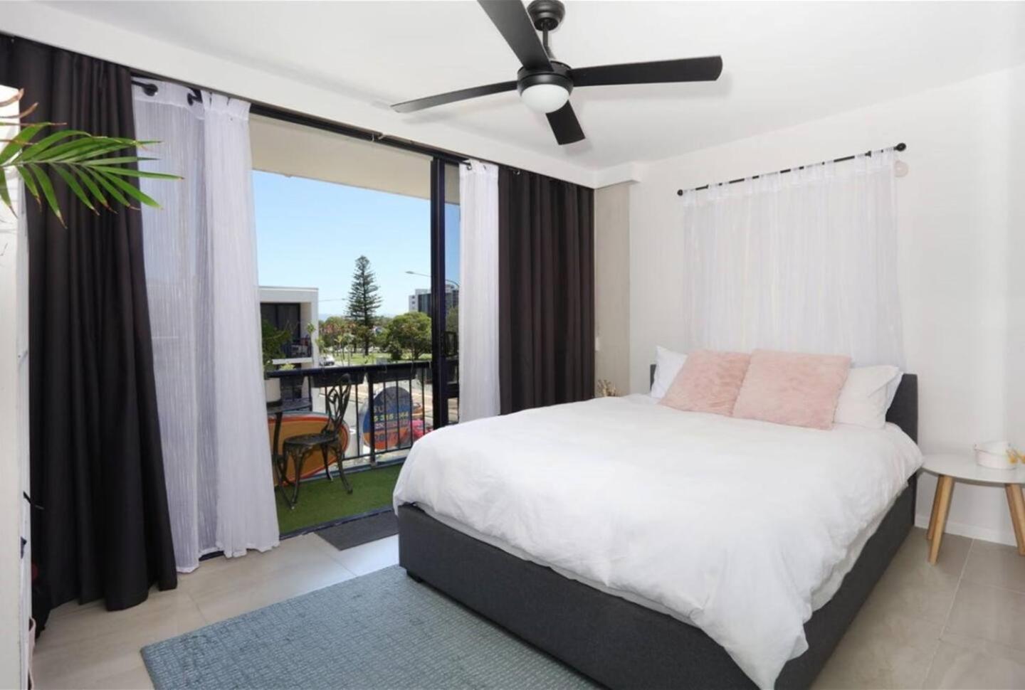 Modern 1-br Retreat With Pool In Heart Of The Gc Gold Coast