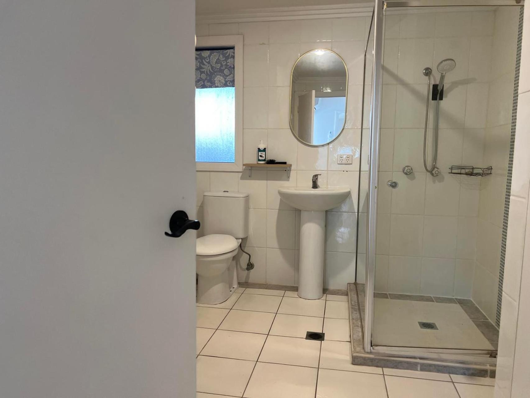 Cozy 2-bedroom Unit ,5 Minutes Walk To Miami Guest house Gold Coast