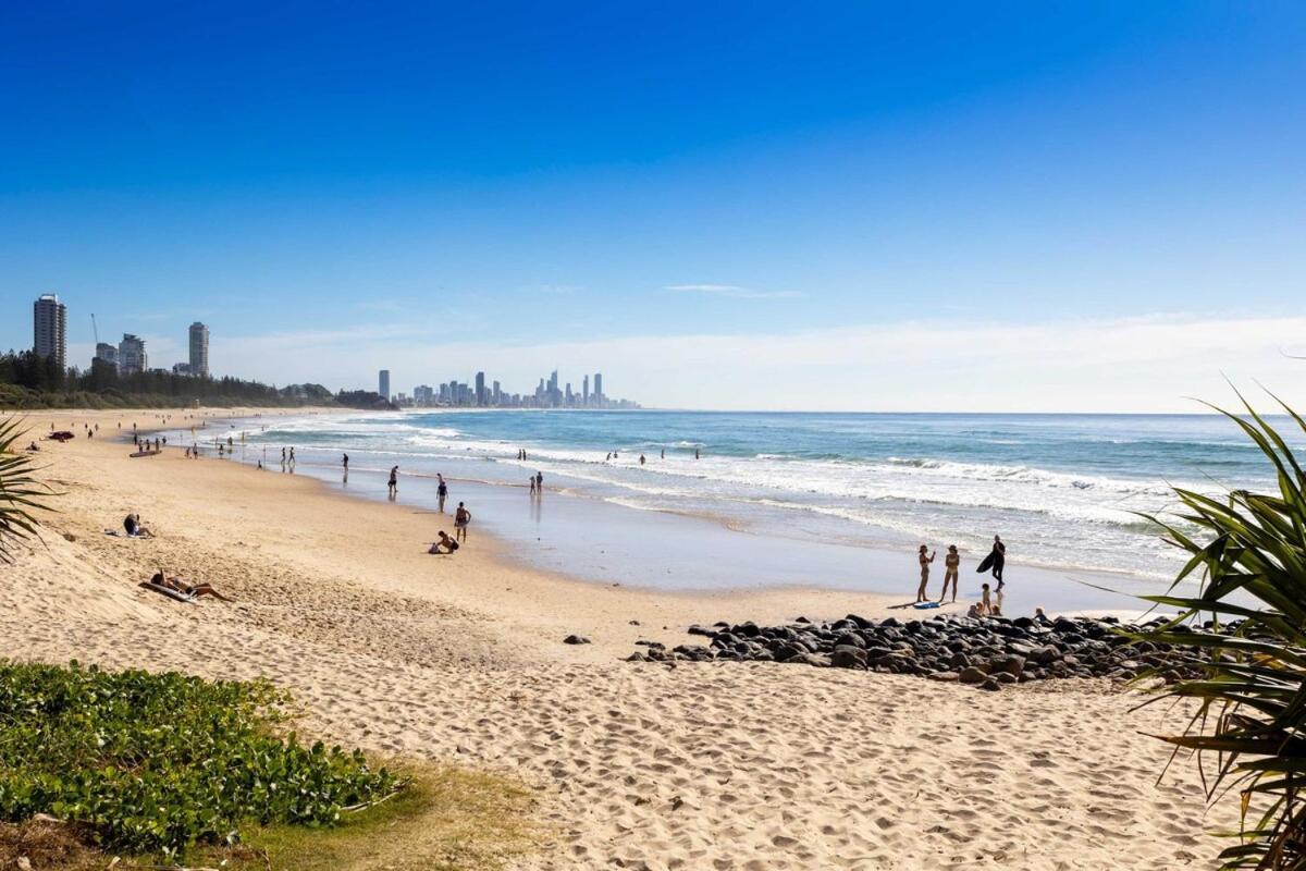 Beachfront Burleigh Getaway! Apartment