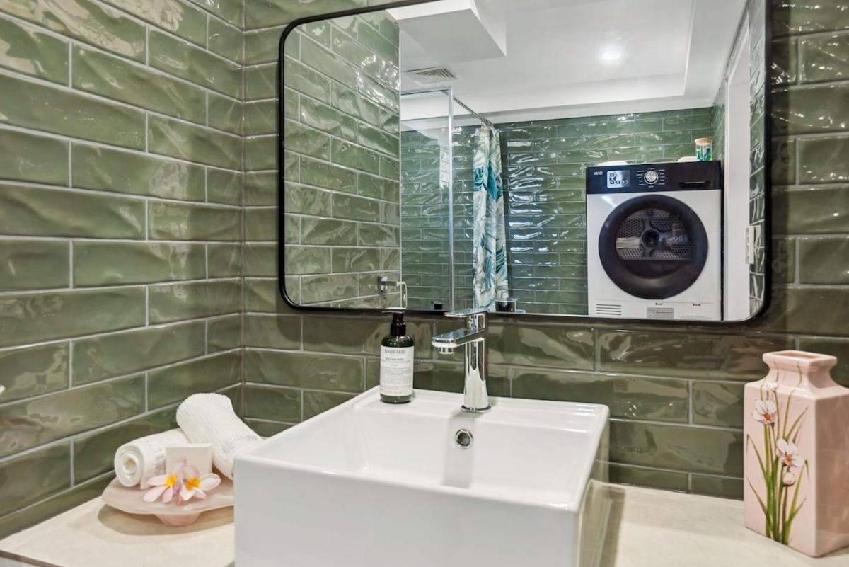 Beachfront Burleigh Getaway! *