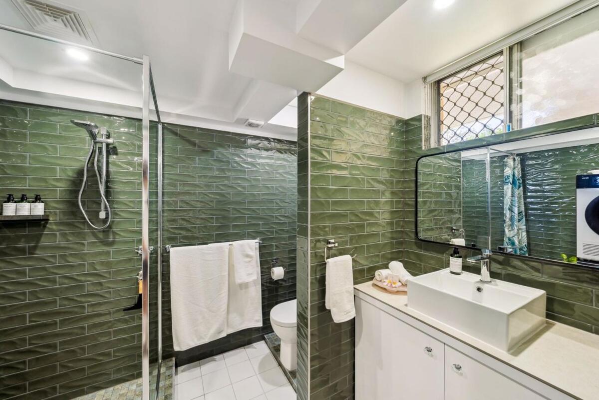 Beachfront Burleigh Getaway! Apartment *