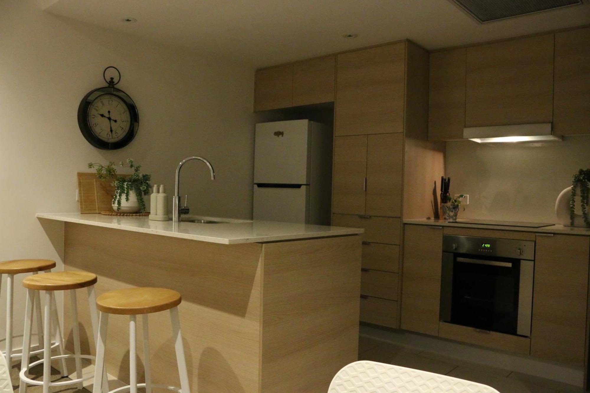 Broadbeach Stunner Modern And *