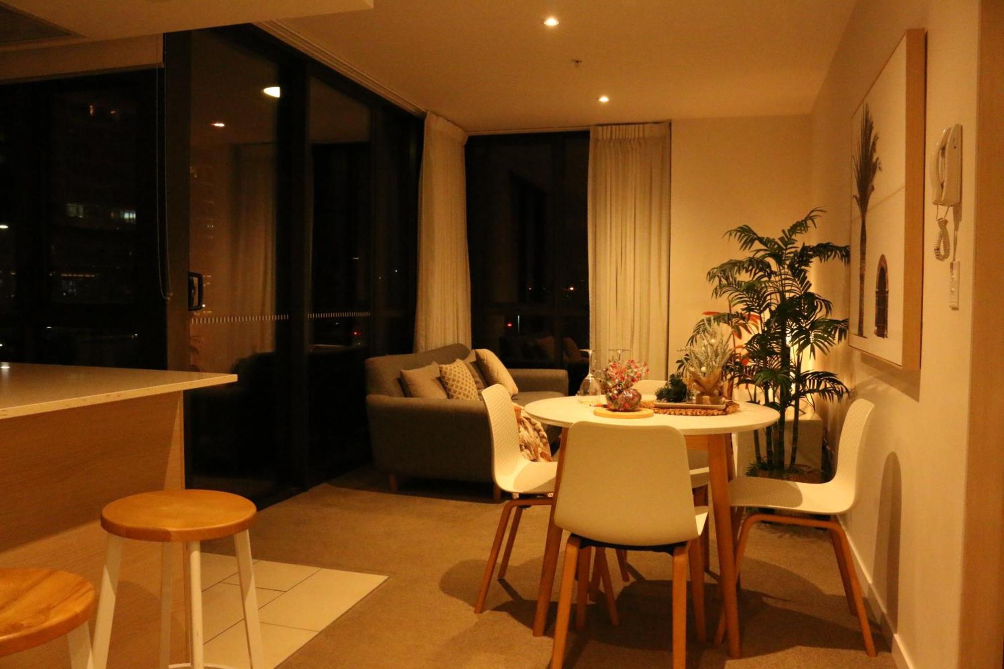 Broadbeach Stunner Modern And Gold Coast