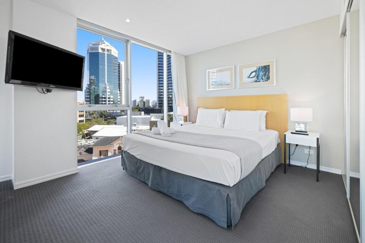 Apartment Pool And Ocean Views At The H-residences Gold Coast
