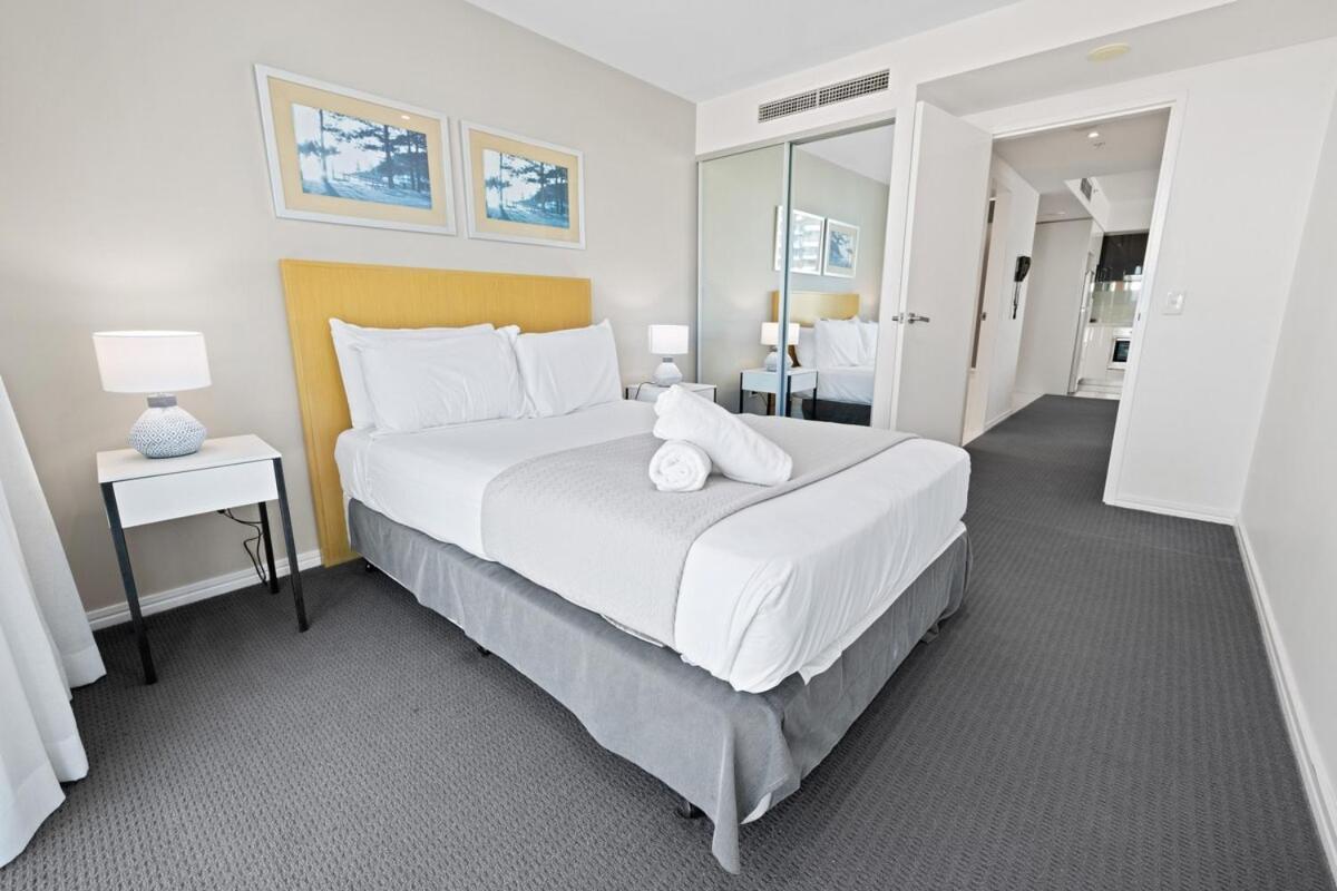 Apartment Pool And Ocean Views At The H-residences