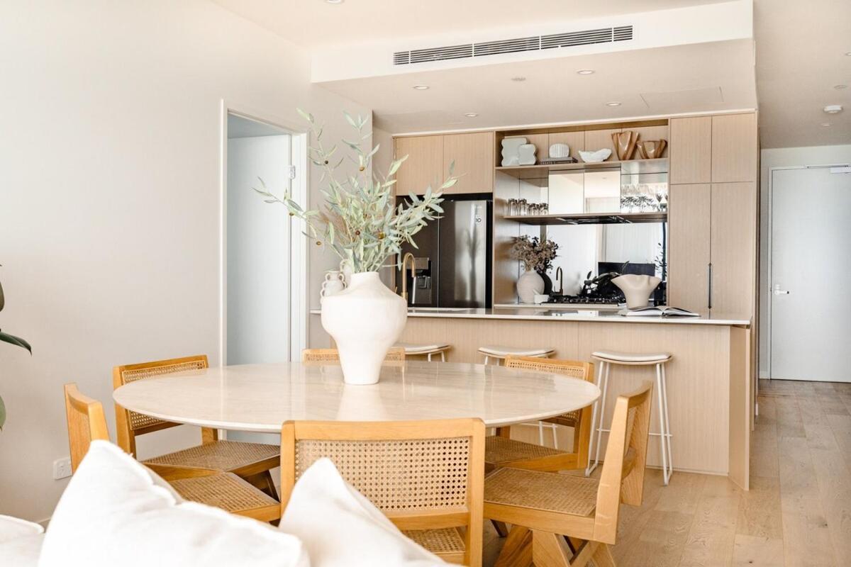 Style Ocean Front Palm Apartment Gold Coast