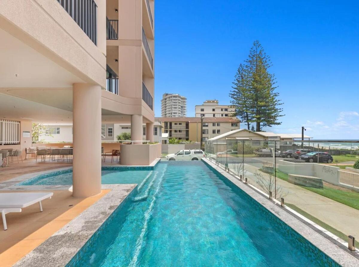 Style Ocean Front Palm Apartment Gold Coast