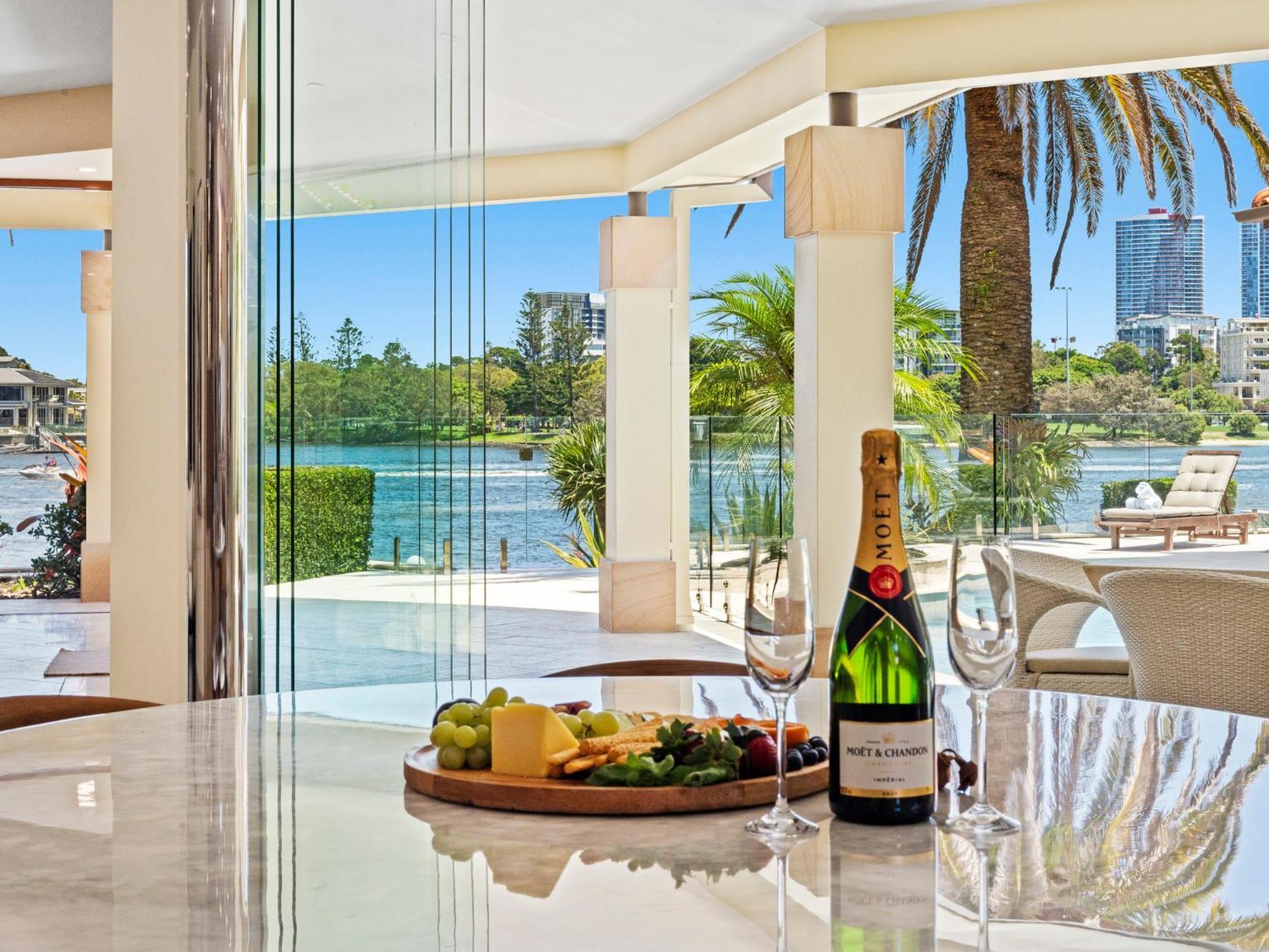 Apartment Main River Grandeur Mansion, 5bed, Pool & Sauna *
