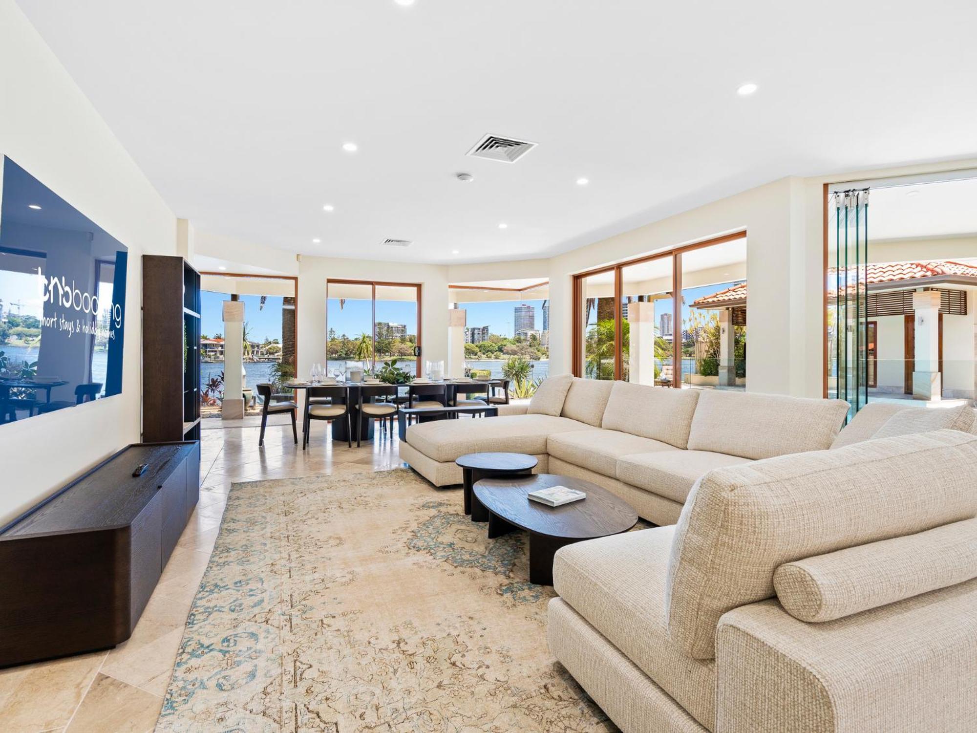 Main River Grandeur Mansion, 5bed, Pool & Sauna * Gold Coast