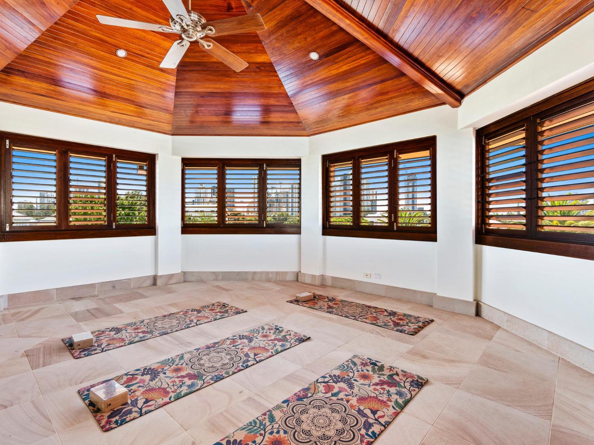 Main River Grandeur Mansion, 5bed, Pool & Sauna Gold Coast