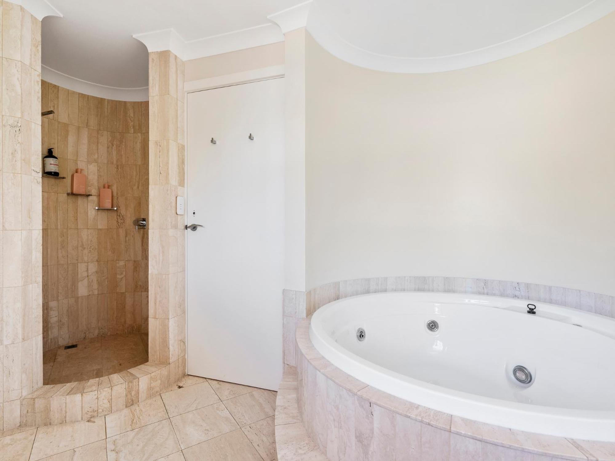 Main River Grandeur Mansion, 5bed, Pool & Sauna Apartment