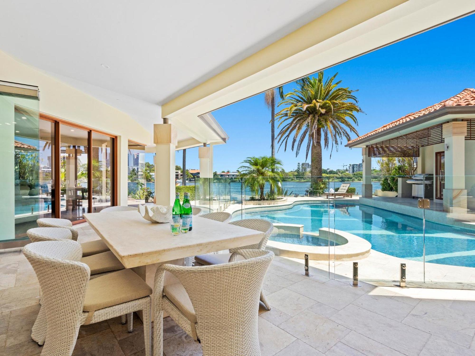 Main River Grandeur Mansion, 5bed, Pool & Sauna Apartment *