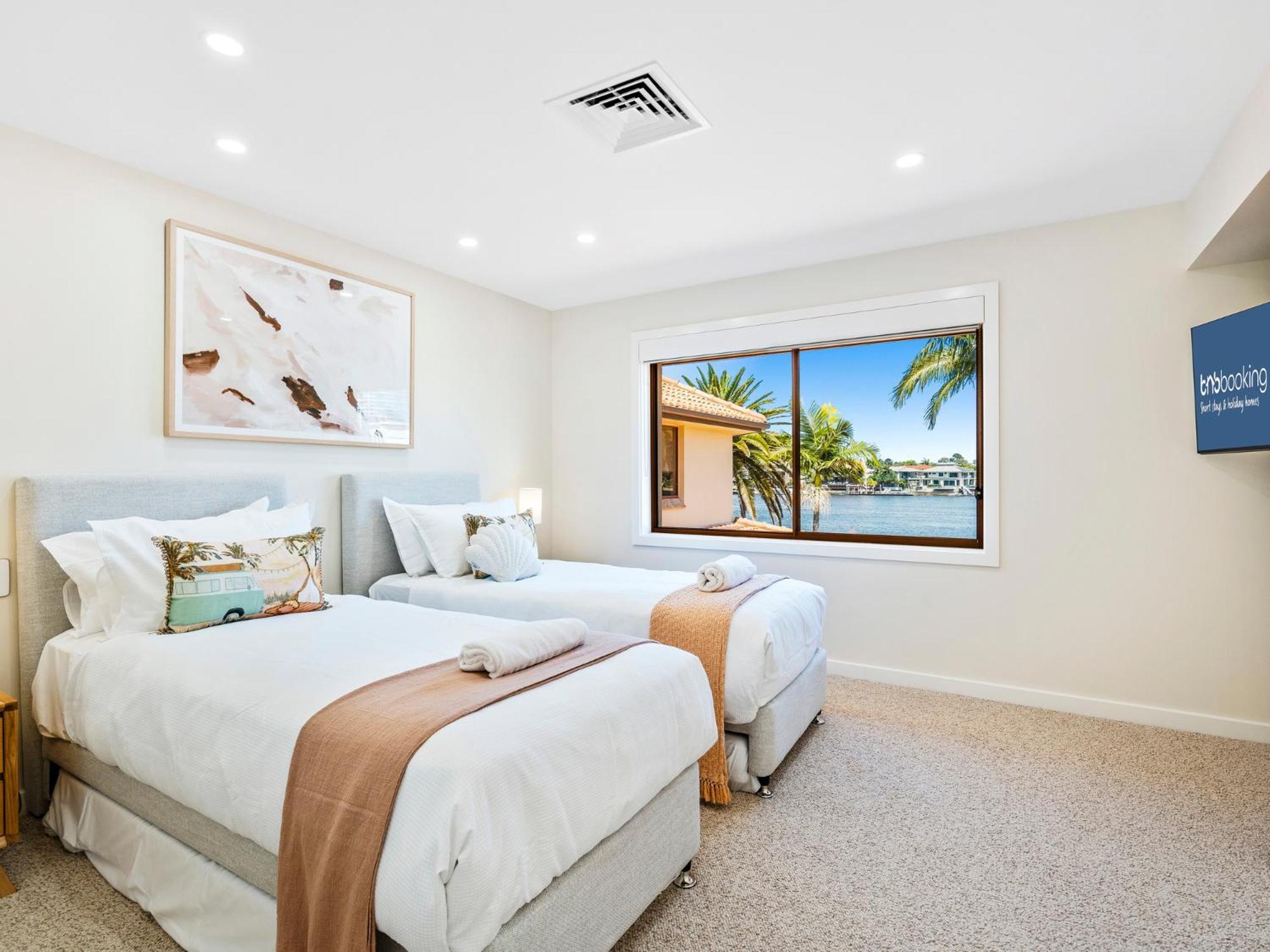 Main River Grandeur Mansion, 5bed, Pool & Sauna Gold Coast