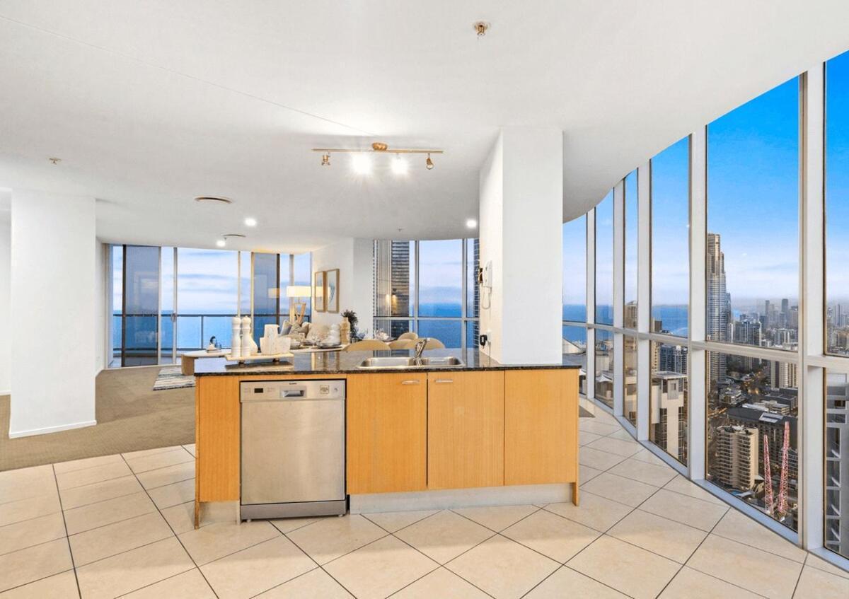 Level 45 Luxury Sub-penthouse In Towers Of Chevron Apartment *