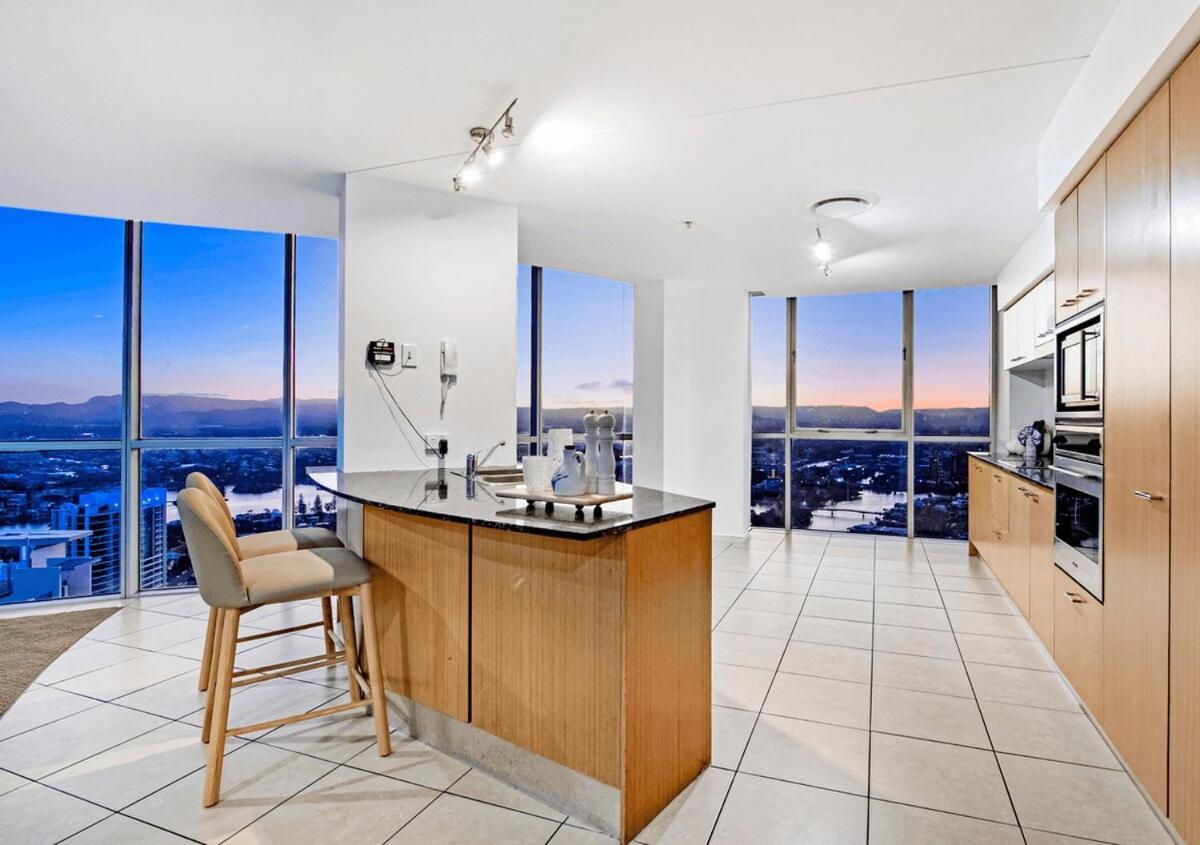 Level 45 Luxury Sub-penthouse In Towers Of Chevron