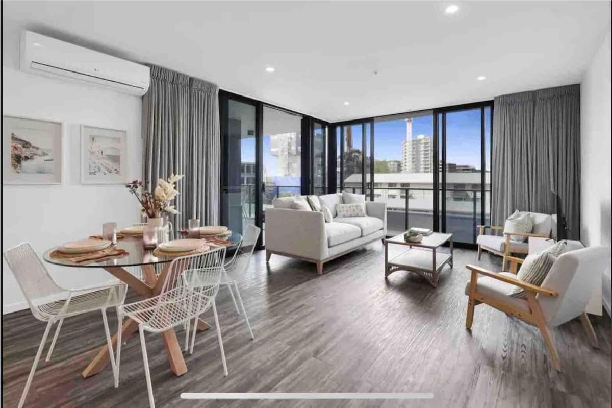 Beachfront 2 Bed At Burleigh Heads *