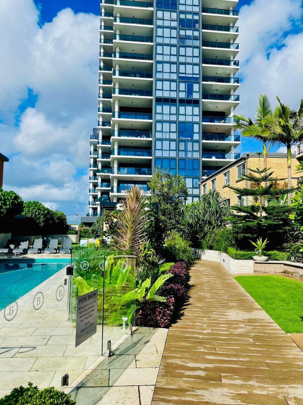 Beachfront 2 Bed At Burleigh Heads *