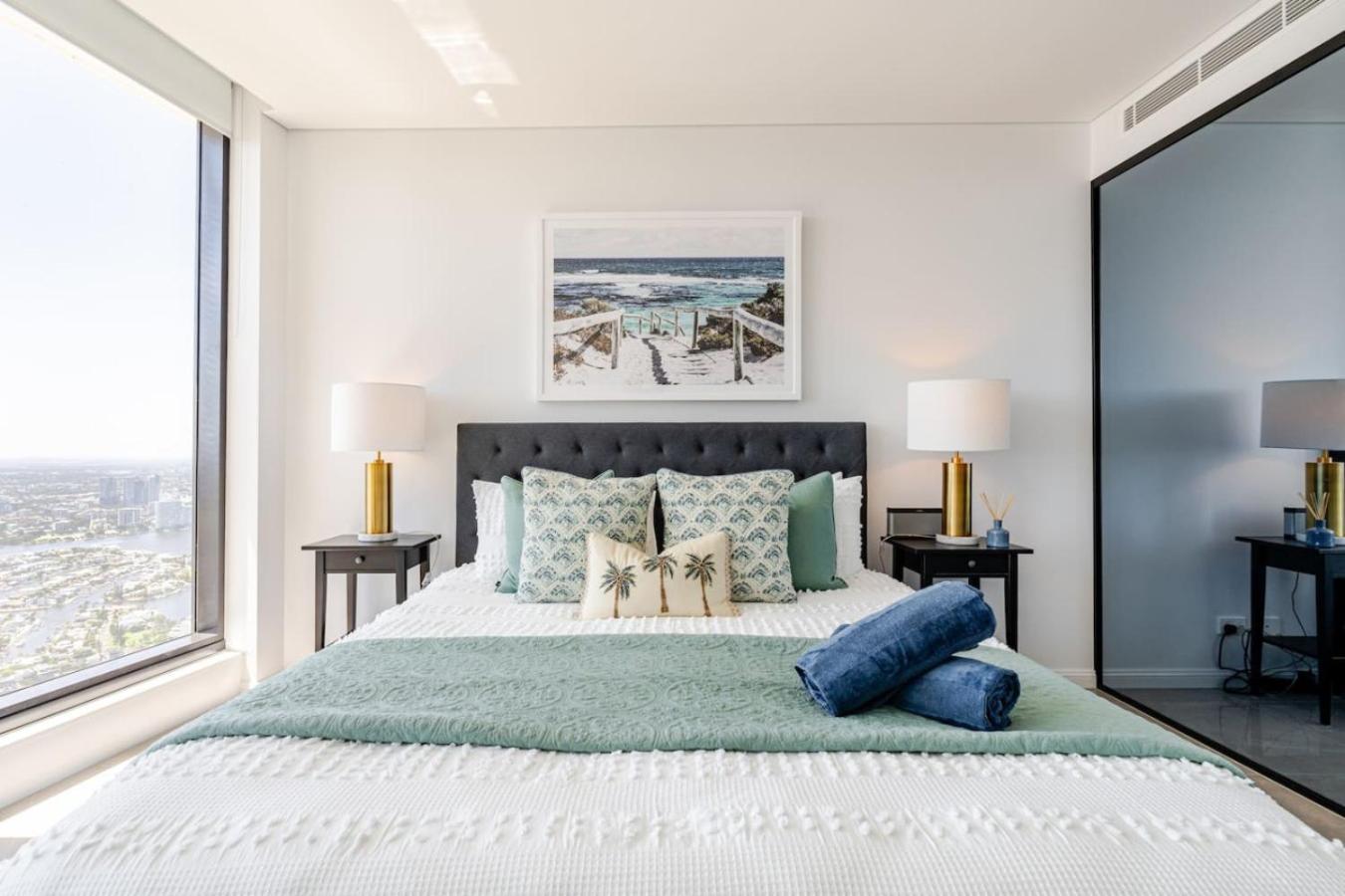 Surfers Beachside Luxury - Stunning Panoramic View *