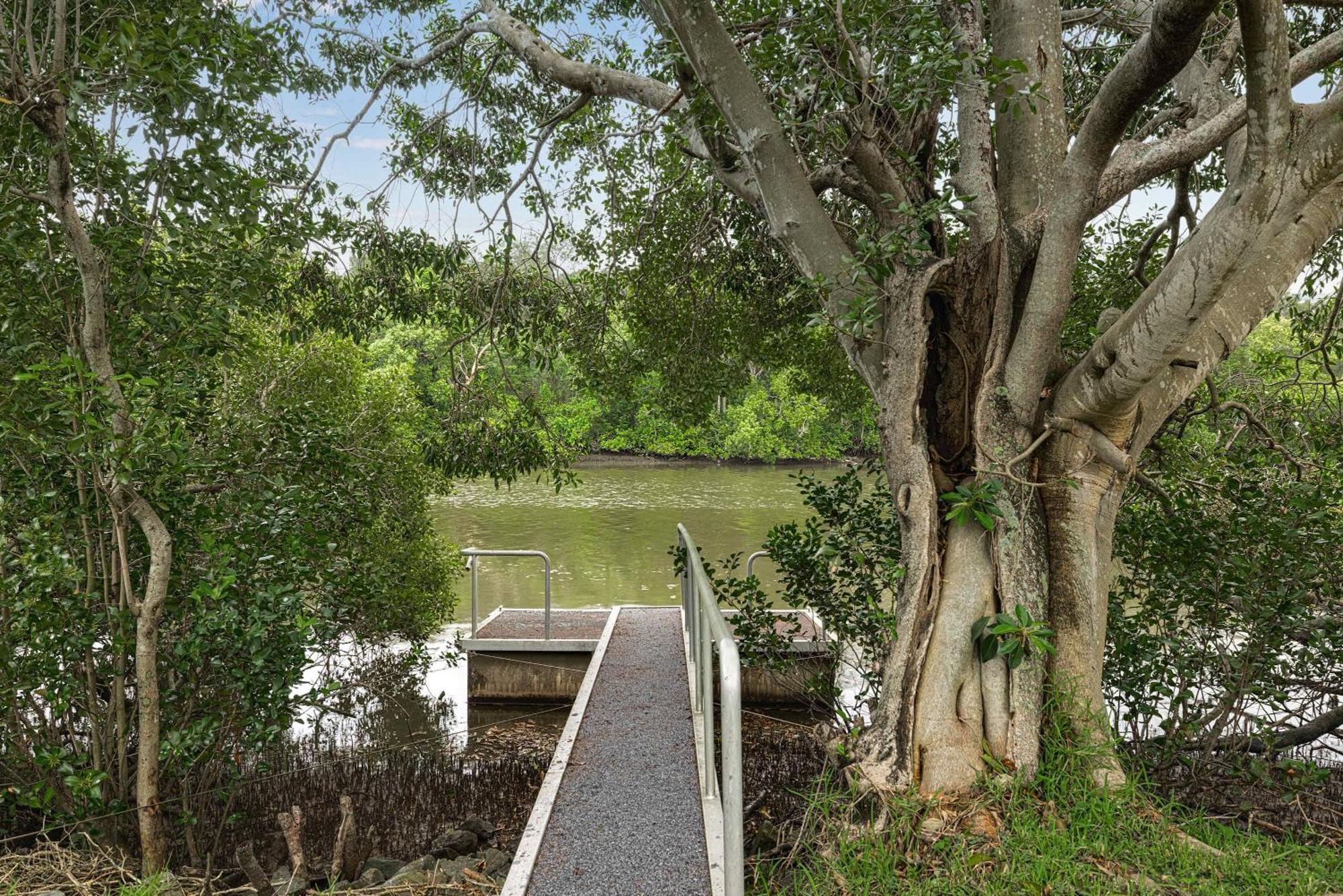Waterfront Retreat With Pool & Private Pontoon Holiday home *