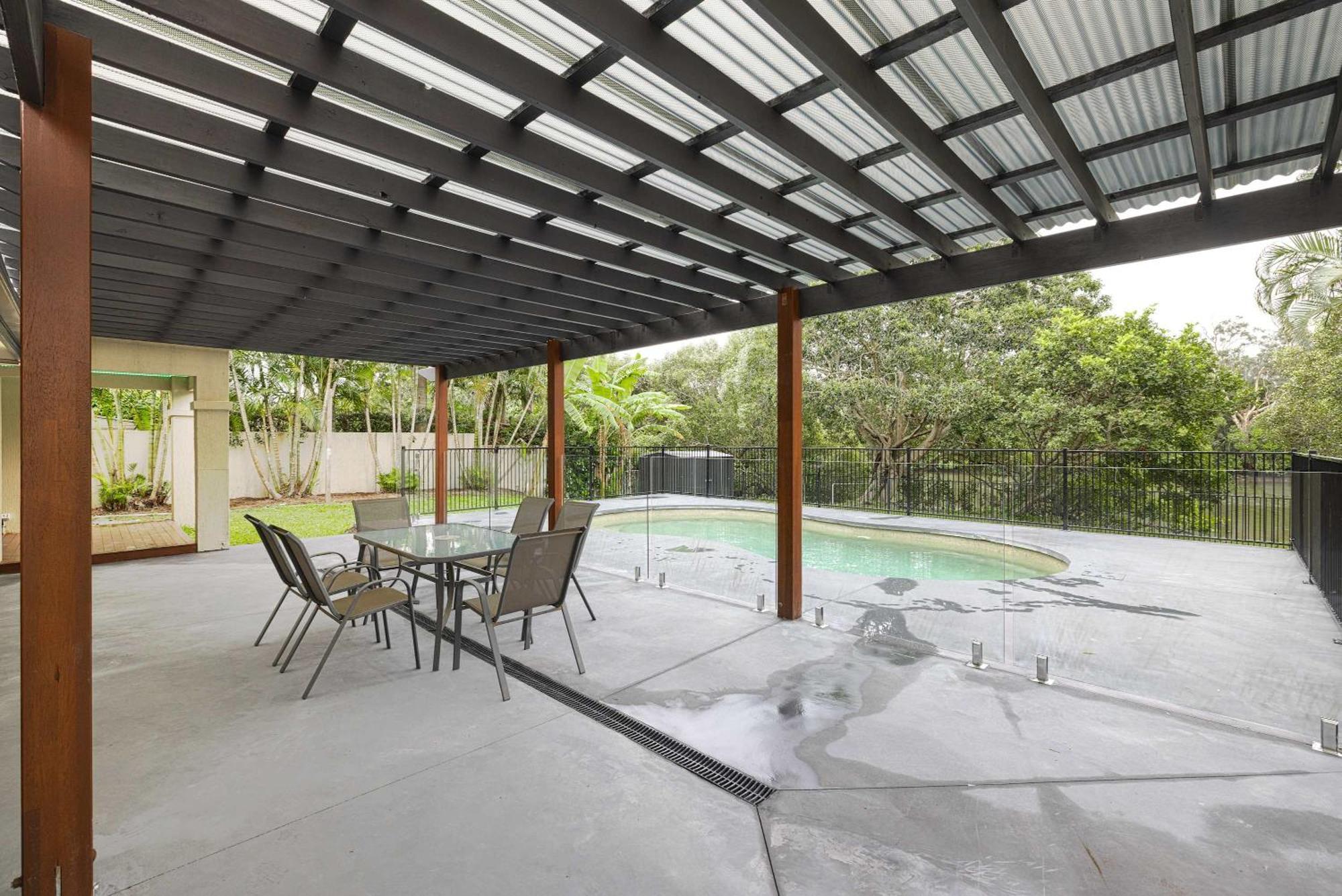 Waterfront Retreat With Pool & Private Pontoon Holiday home Gold Coast