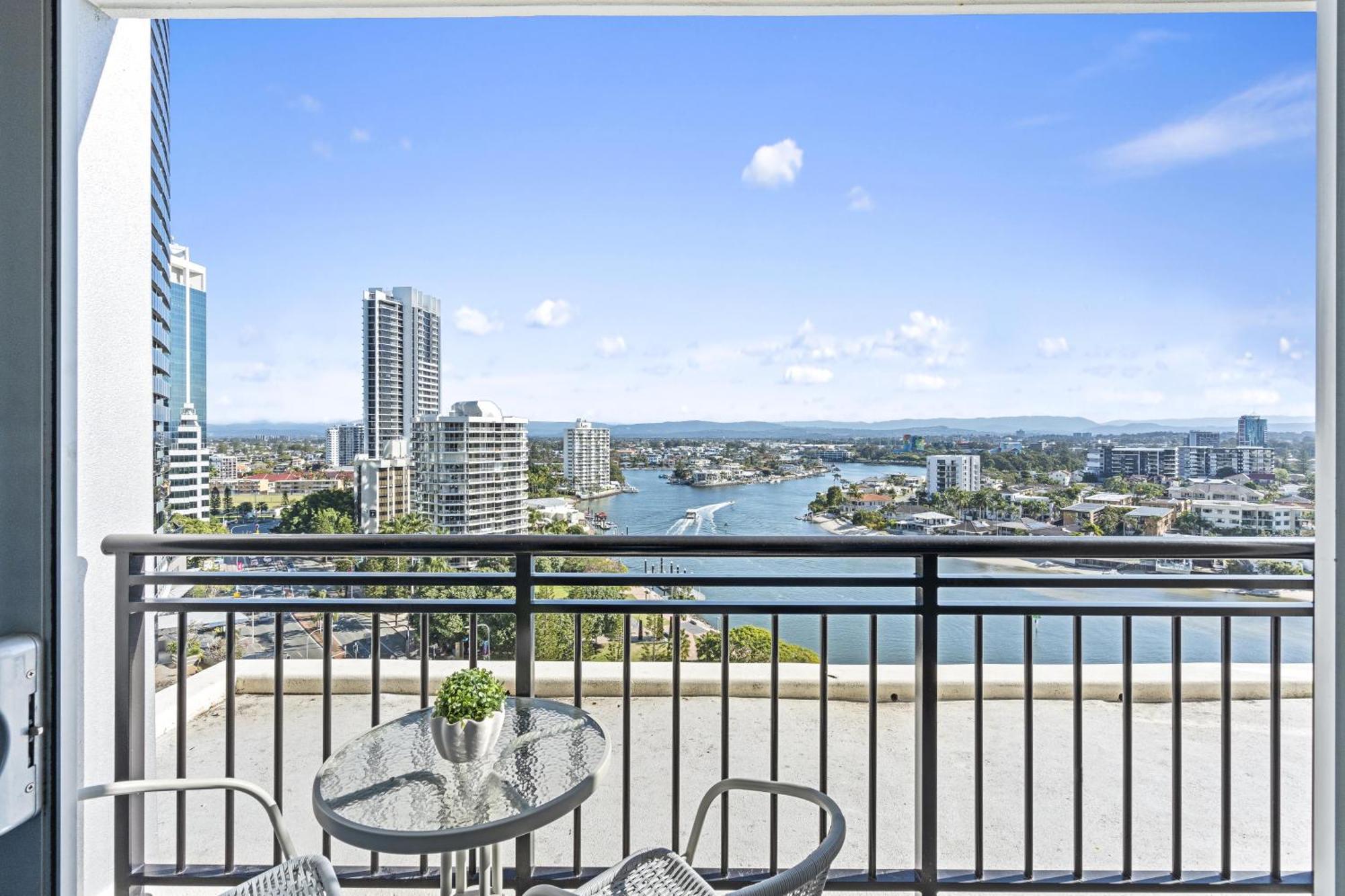 Chevron Renaissance - Qstay * Gold Coast