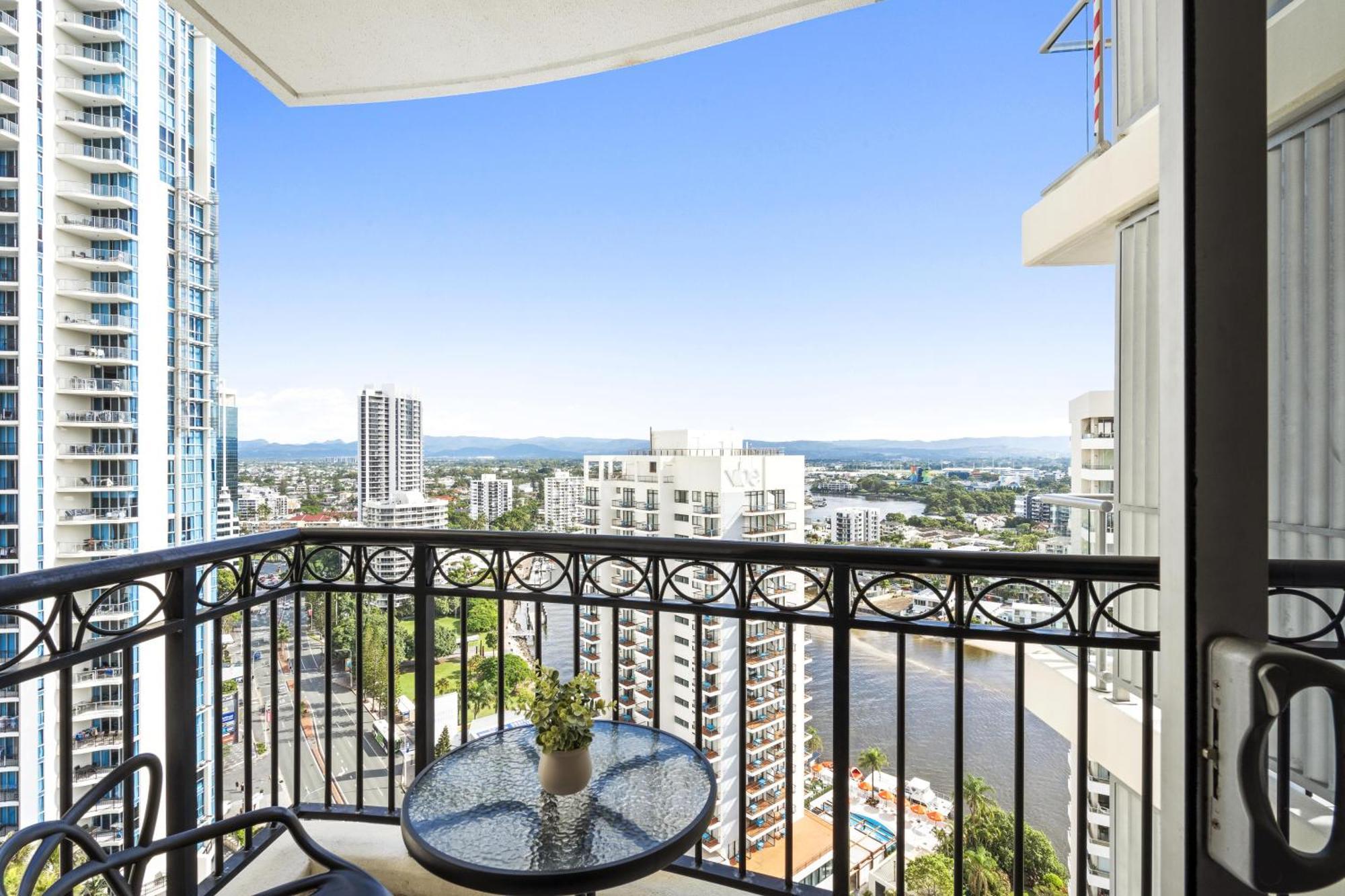 Chevron Renaissance - Qstay Apartment