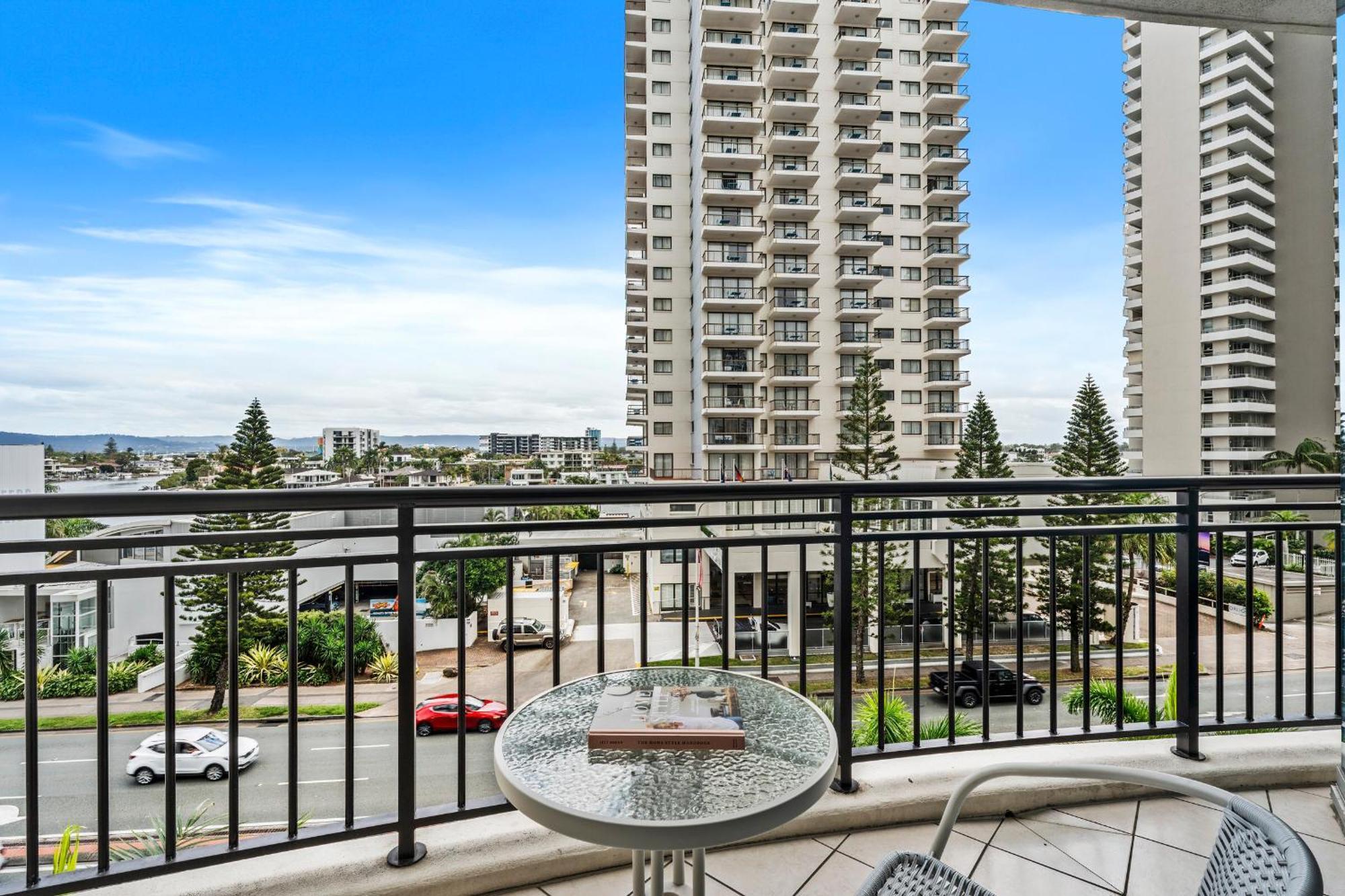 Chevron Renaissance - Qstay Apartment