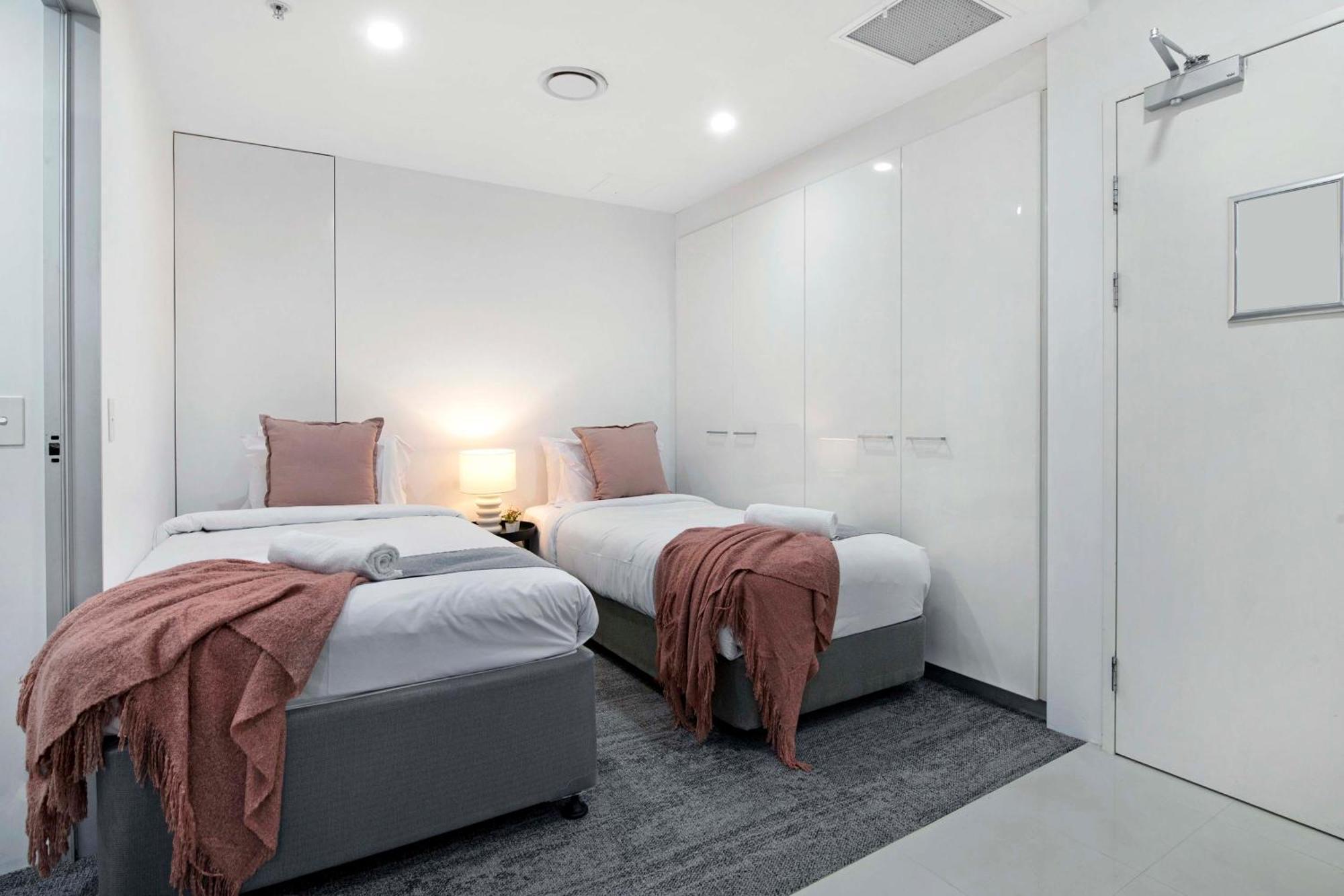 Apartment Circle On Cavill - Self Contained & Privately Managed - Wow *