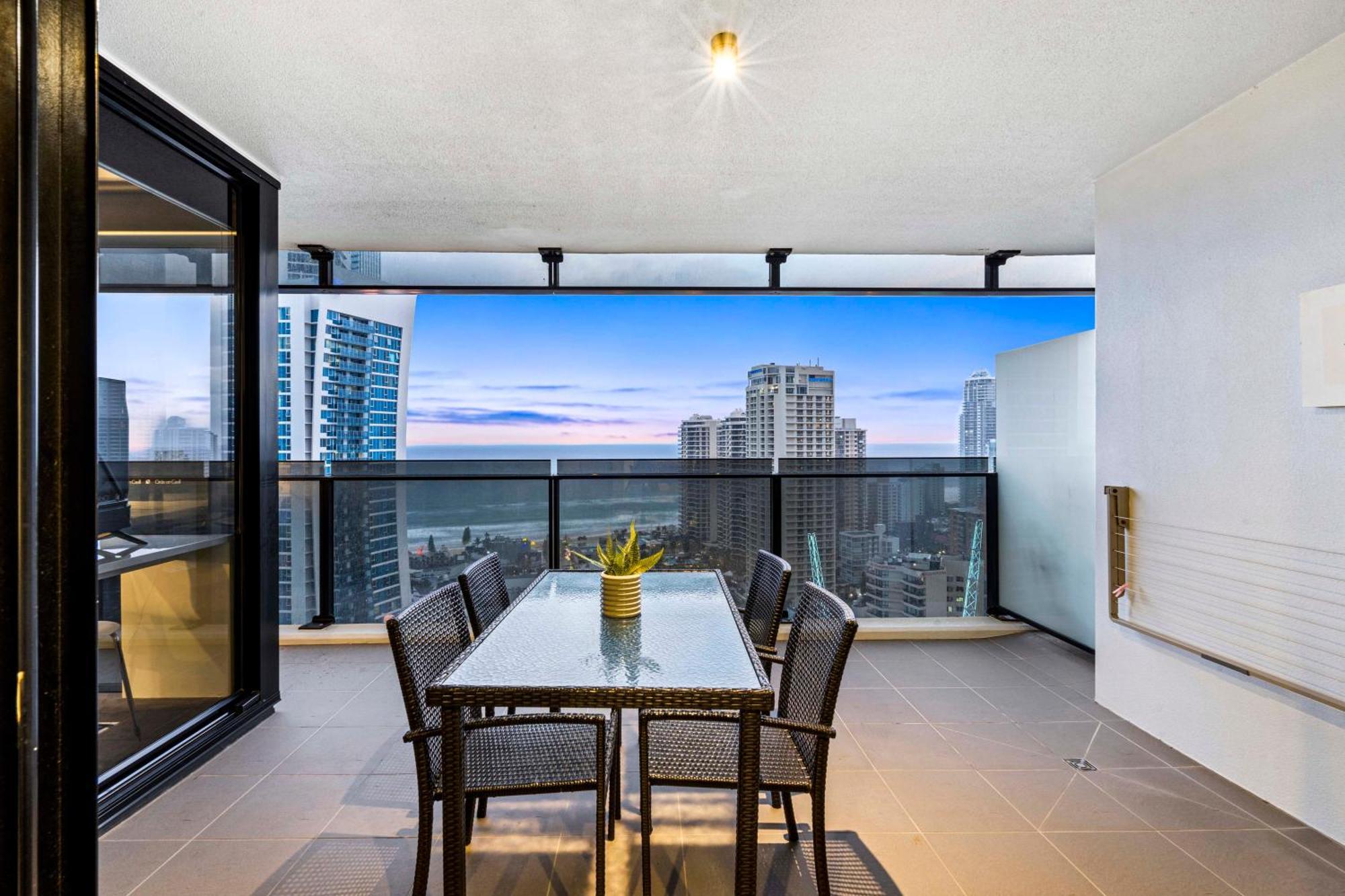 Apartment Circle On Cavill - Self Contained & Privately Managed - Wow *