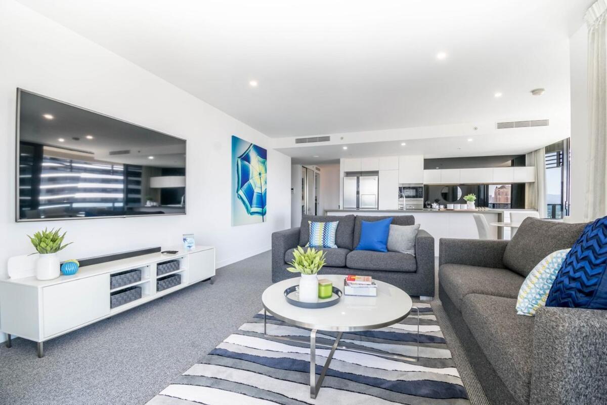 Apartment Dreams At Oracle 12301