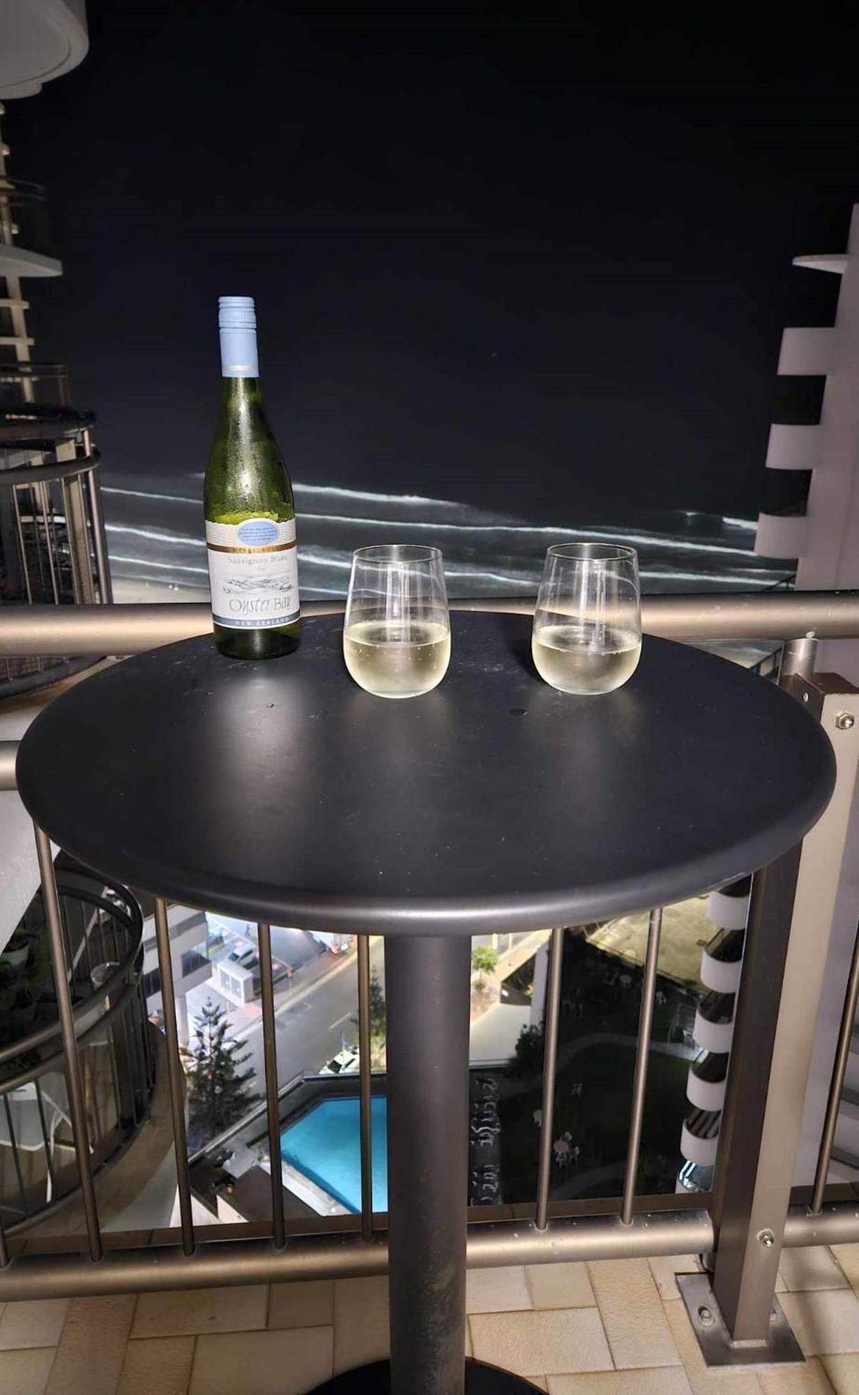 Surfers Paradise Absolute Beachfront With Views, High Level 1br - Ideal For Couples Or 2 Ppl Travelling Together Apartamento