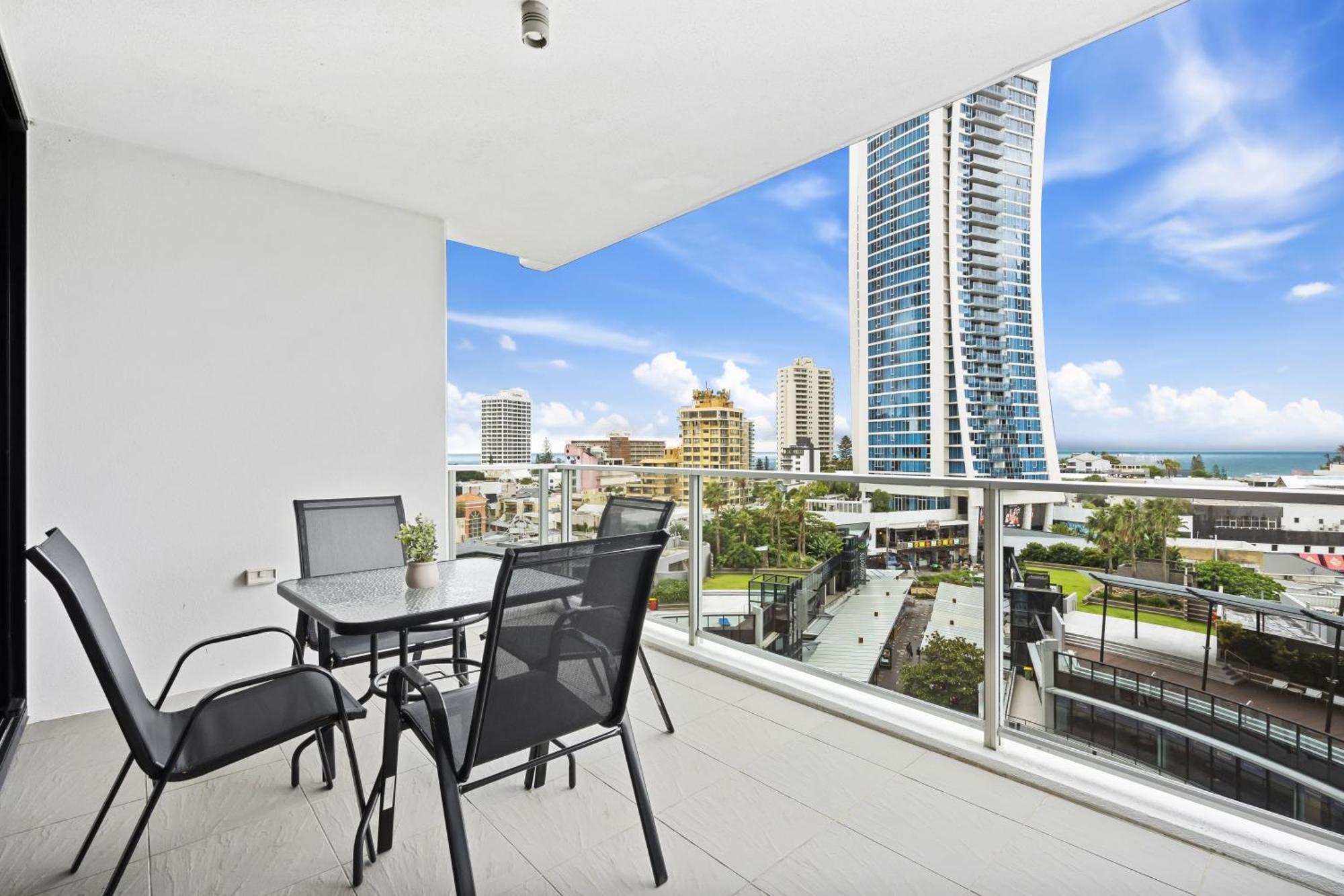 Circle On Cavill - Qstay Gold Coast