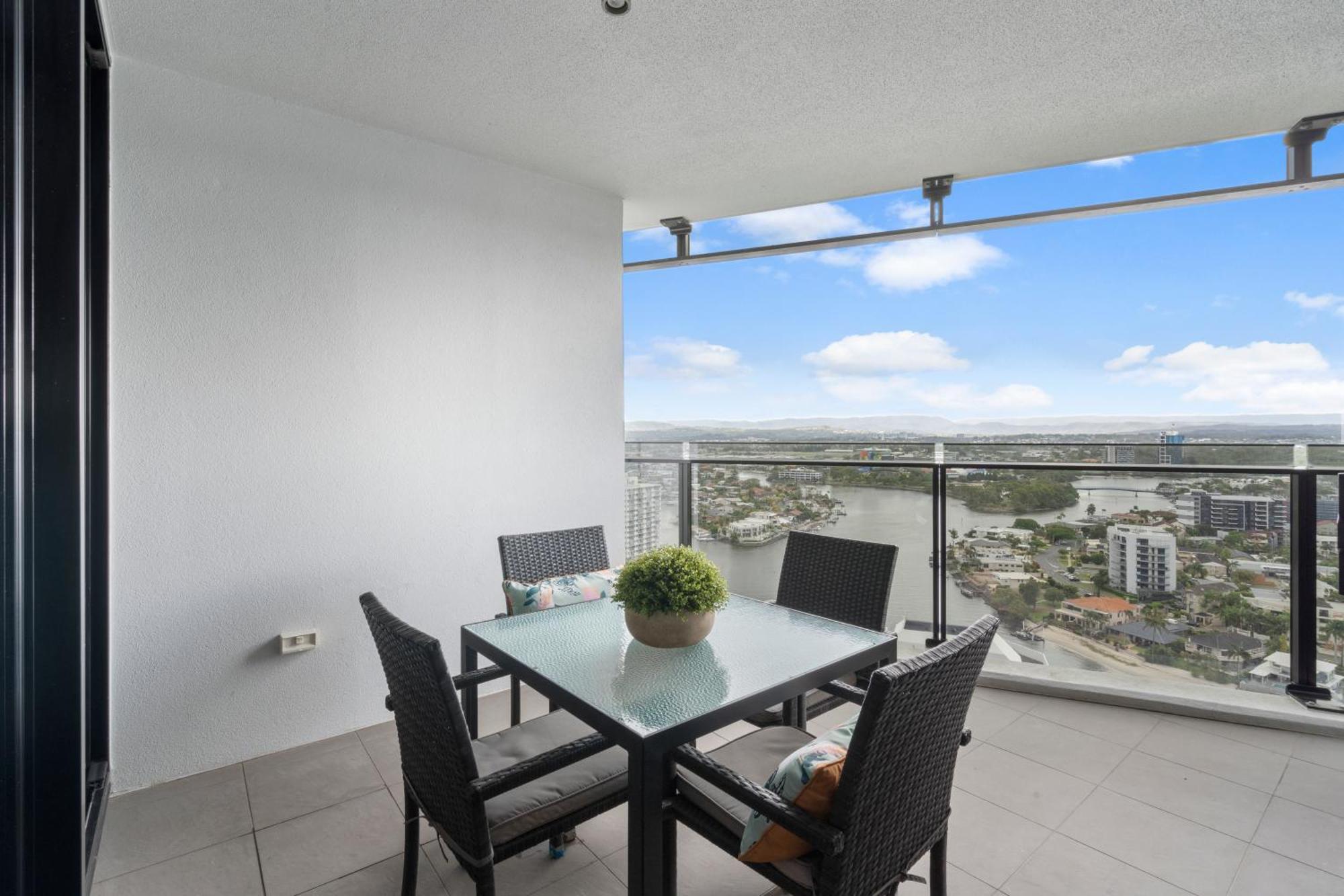 Apartment Circle On Cavill - Qstay *