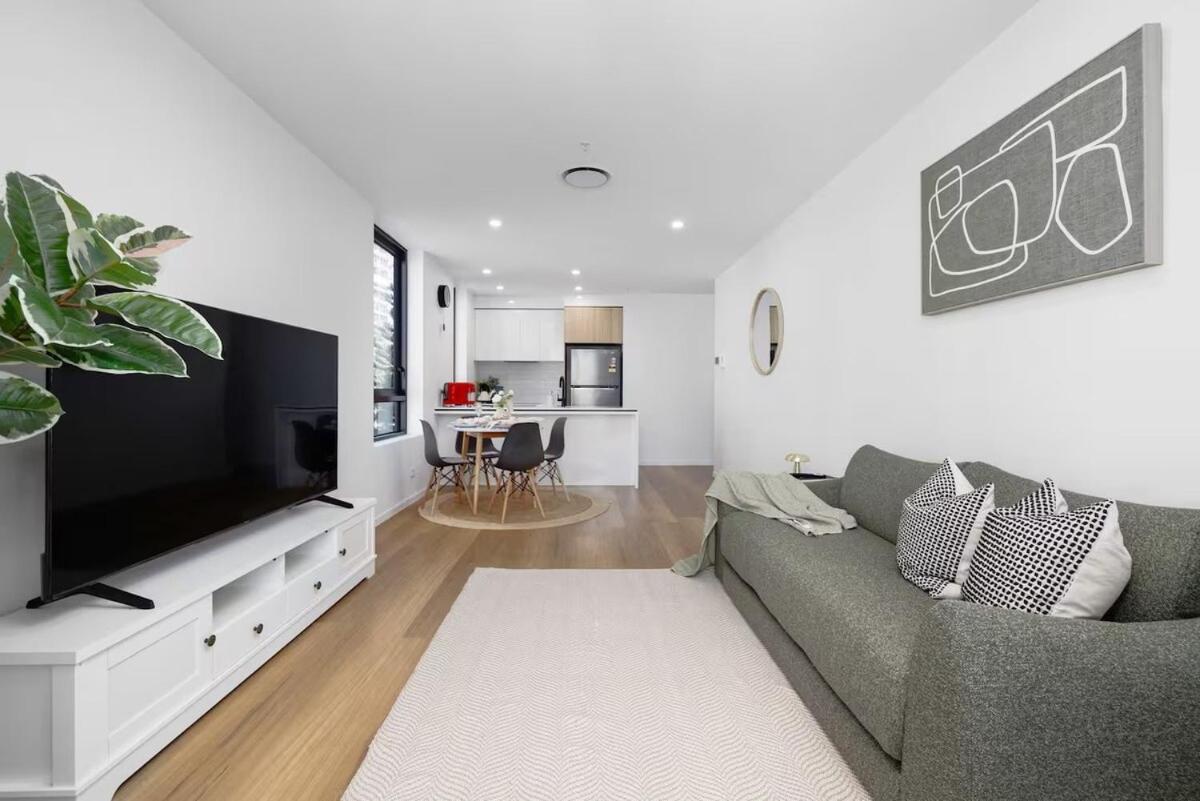 Newly Settled One Bedroom With Parking Surfers Paradise Apartment Gold Coast