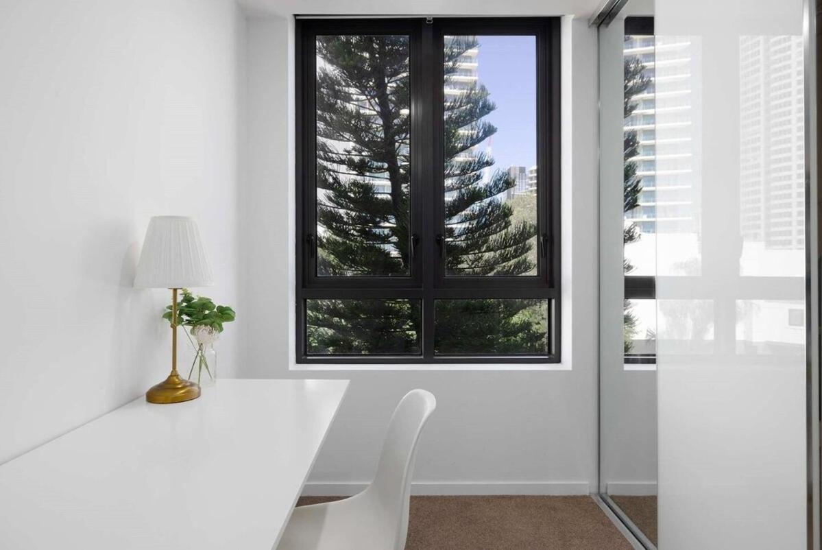 Newly Settled One Bedroom With Parking Surfers Paradise
