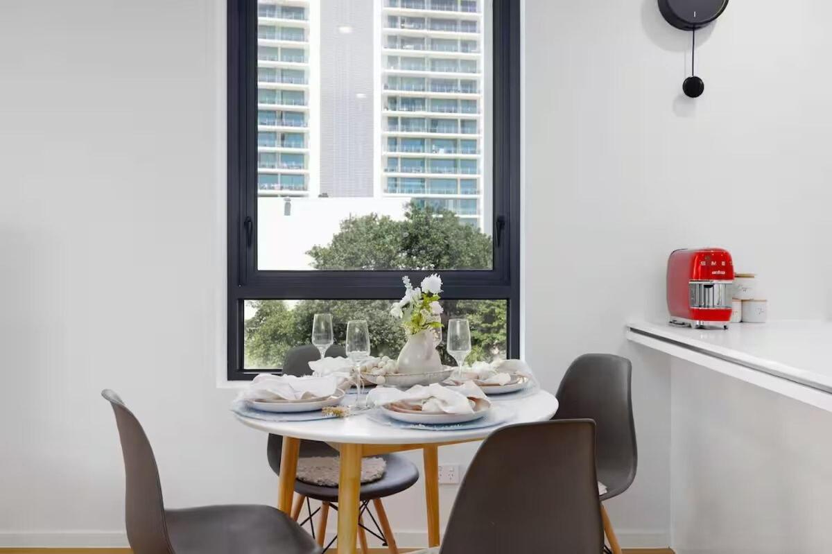 Newly Settled One Bedroom With Parking Surfers Paradise Gold Coast