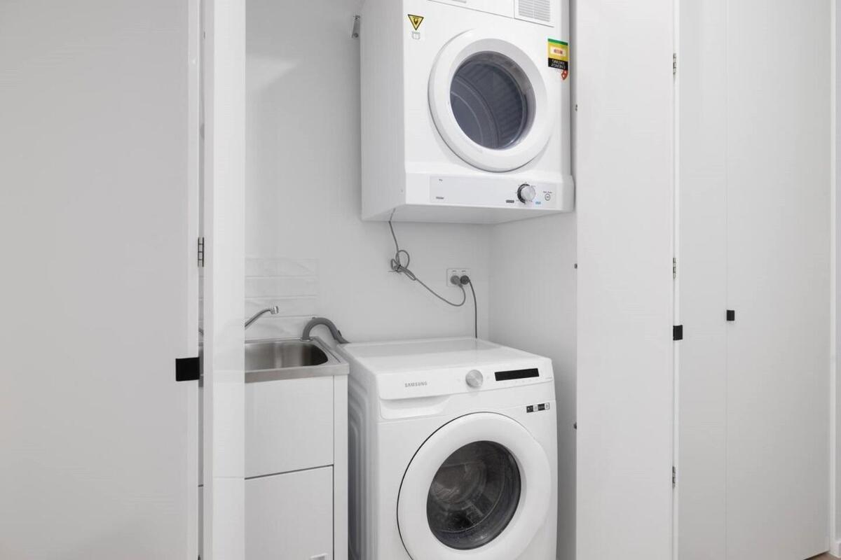 Newly Settled One Bedroom With Parking Surfers Paradise