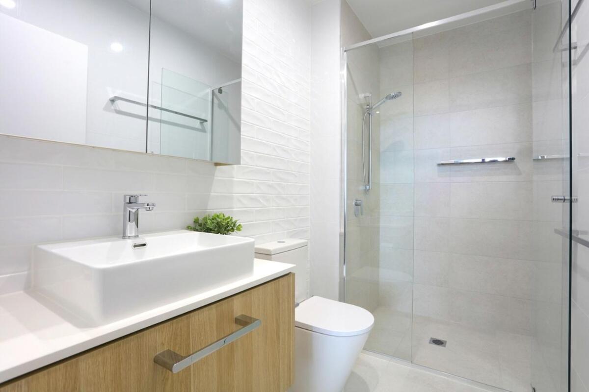 Waterfront Canal View Stylish Brand New Chic 2bed 2bath Apartamento *