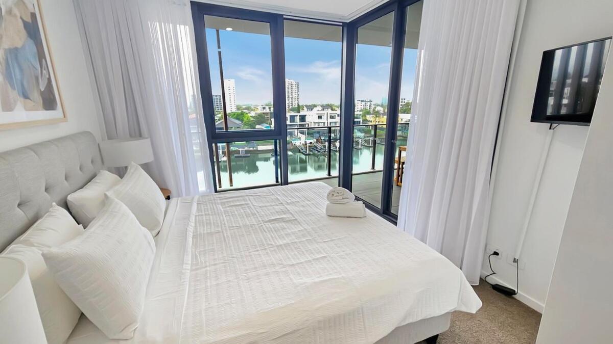 Waterfront Canal View Stylish Brand New Chic 2bed 2bath Apartamento Gold Coast