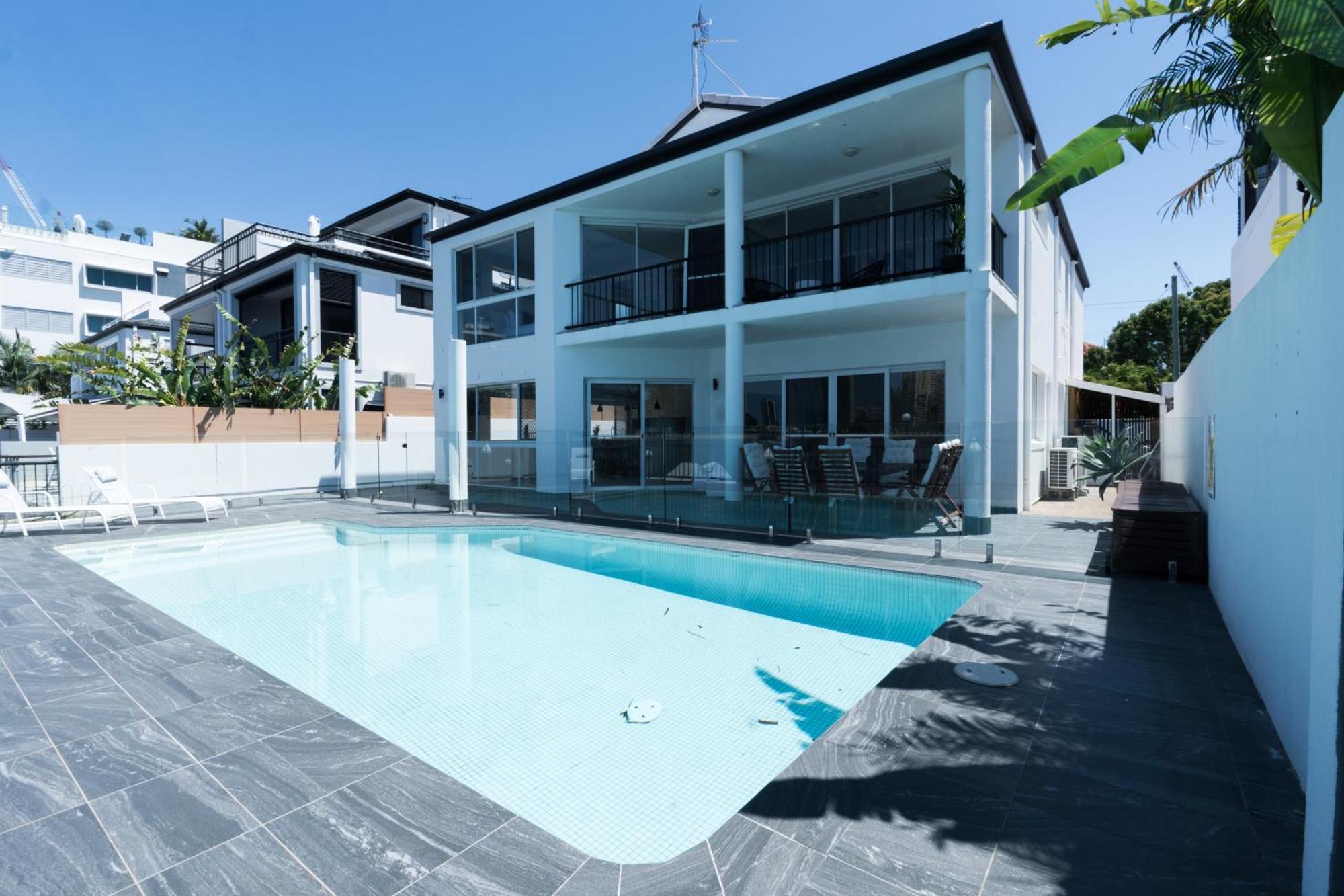 Surfers Paradise Waterfront - Private Pool And Dock * Gold Coast